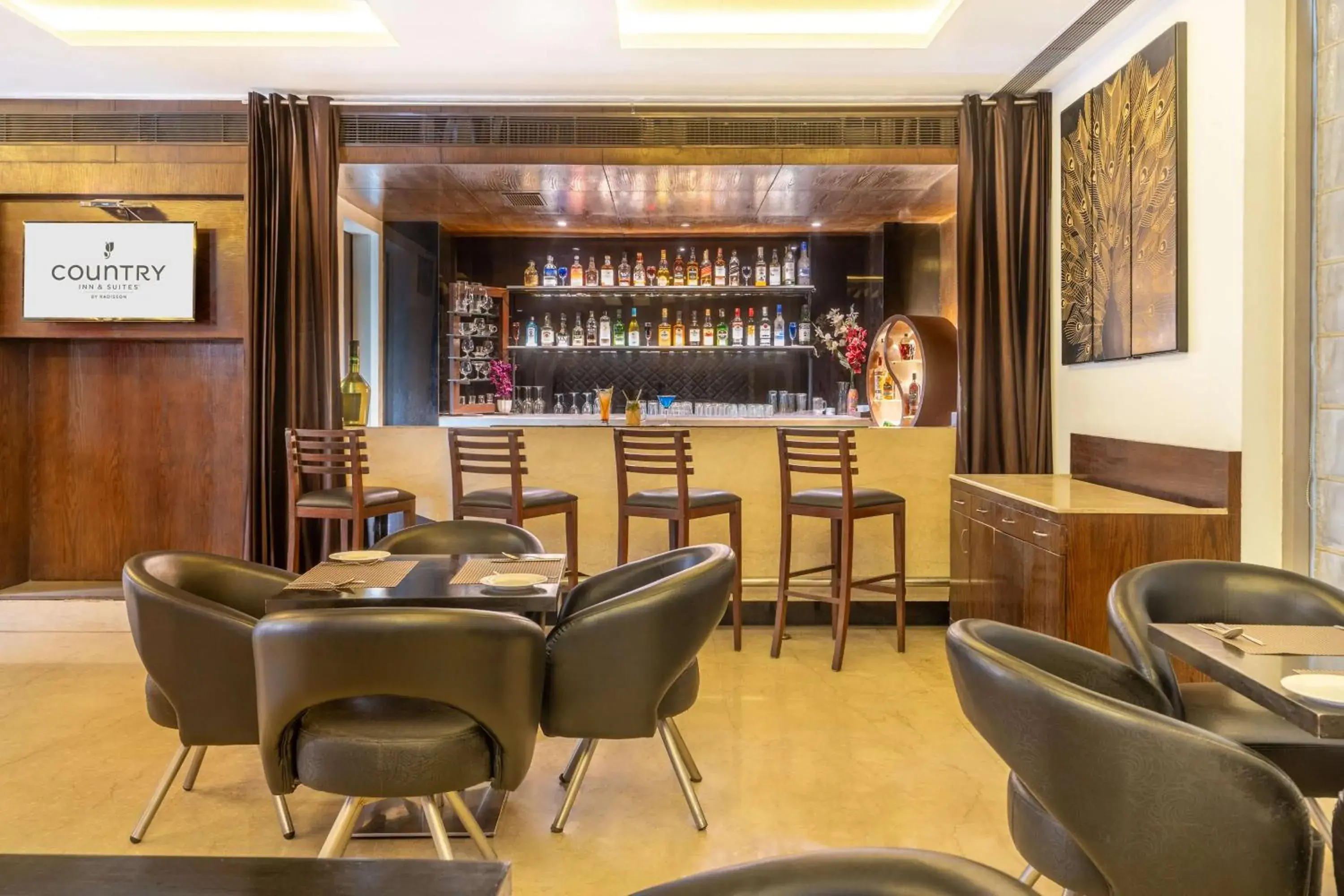 Lounge or bar in Country Inn & Suites by Radisson, Bhiwadi Lounge or bar in Country Inn & Suites by Radisson, Bhiwadi