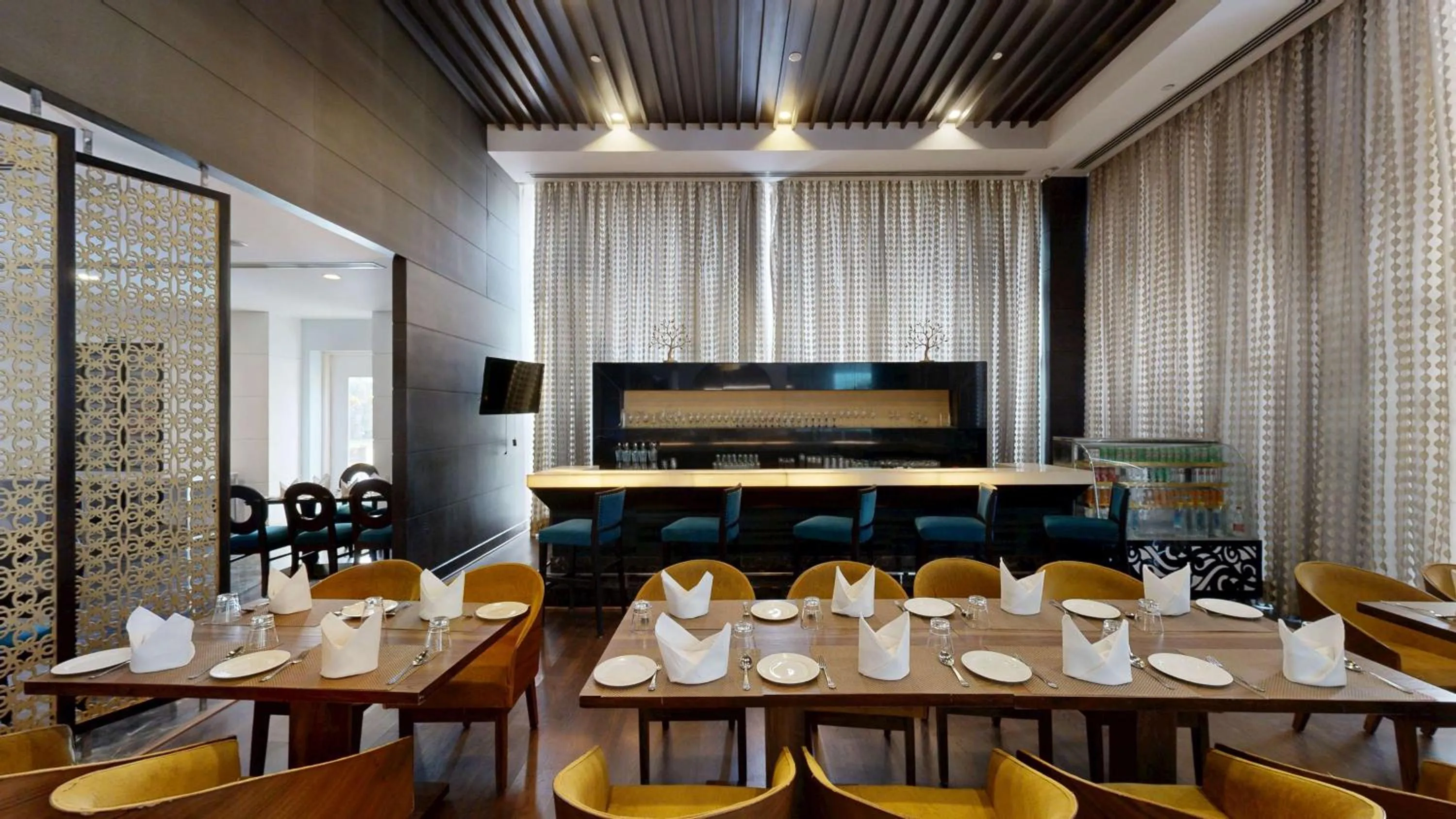 Lounge or bar in Country Inn & Suites by Radisson, Gurugram Sohna Road