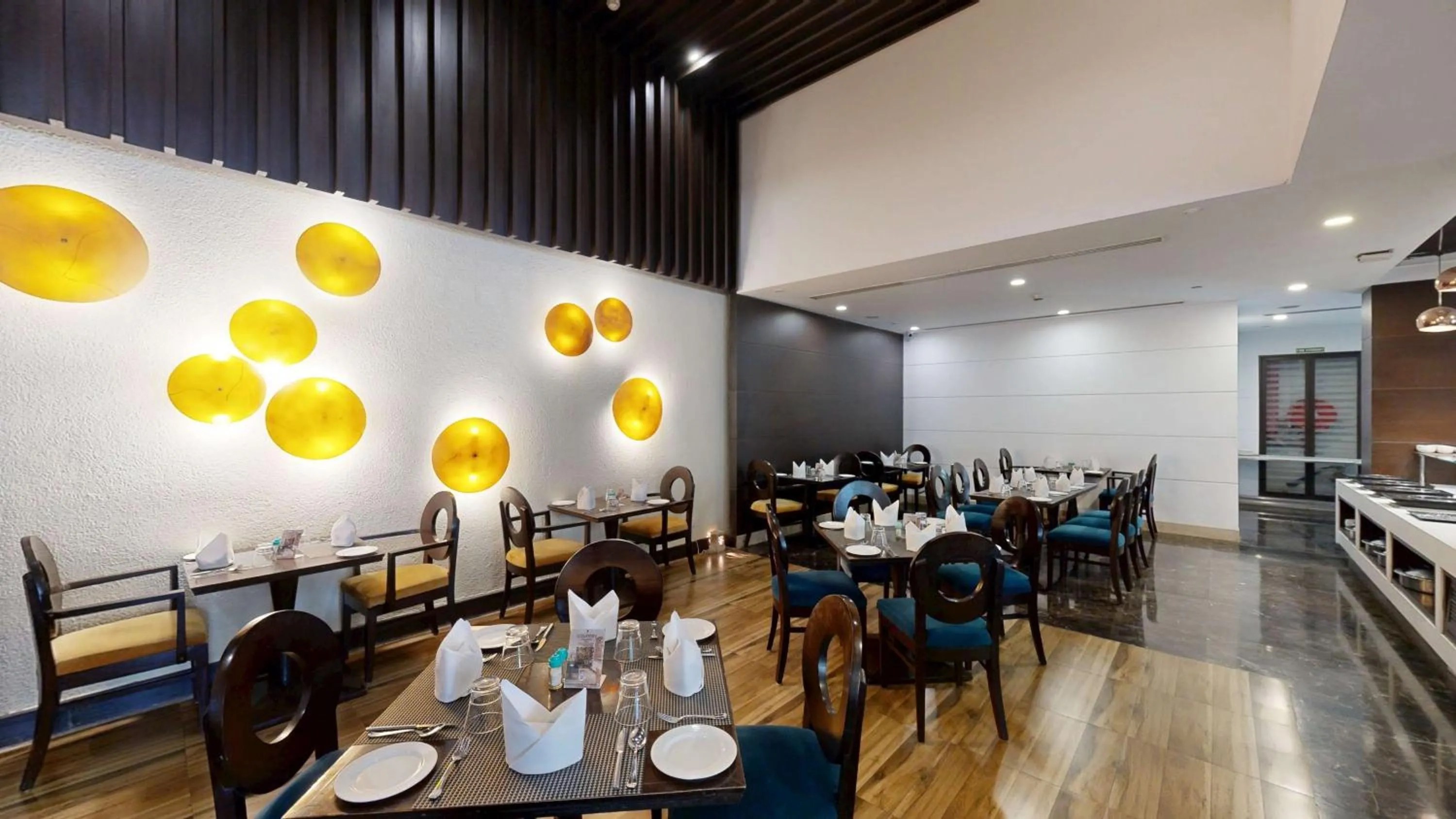 Restaurant/places to eat in Country Inn & Suites by Radisson, Gurugram Sohna Road