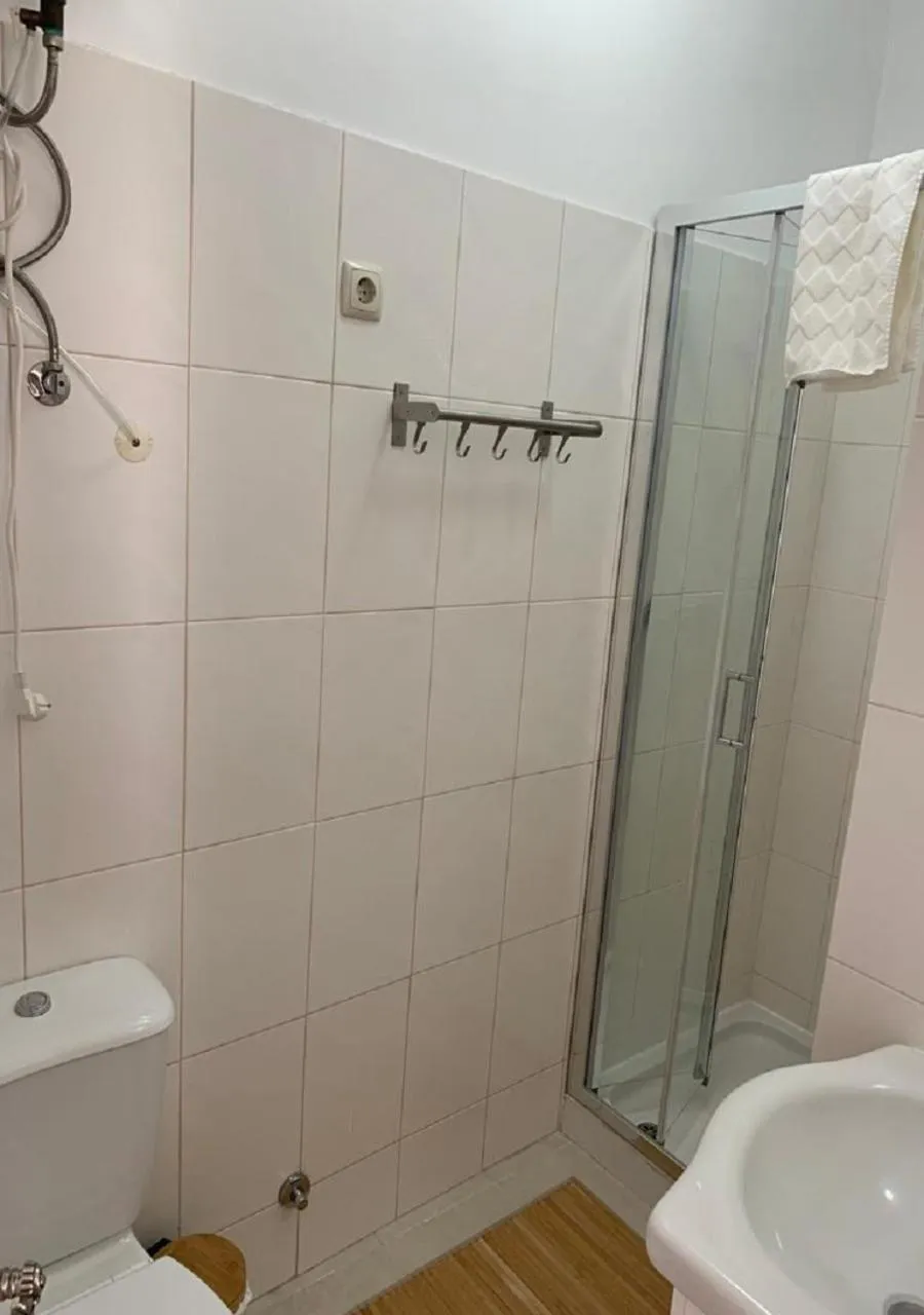 Shower in GuimaraesLiving - Hostel & Adventure
