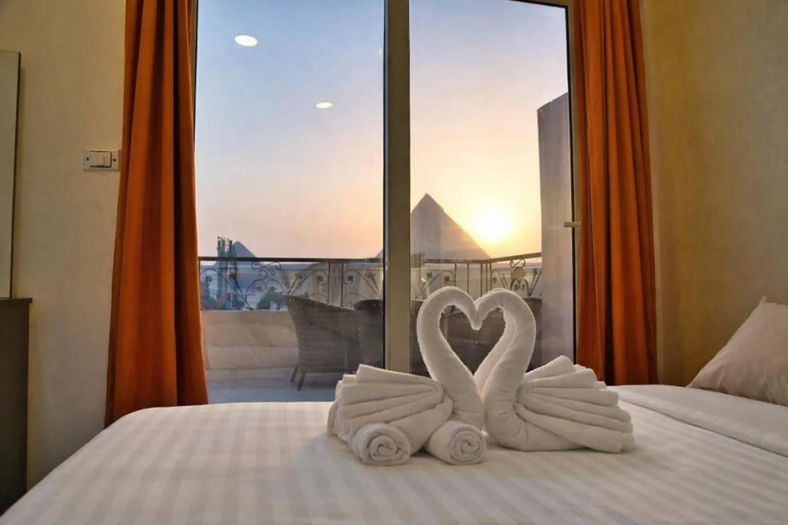 Pyramids View Terrace Twin Room in Narmer Pyramids View