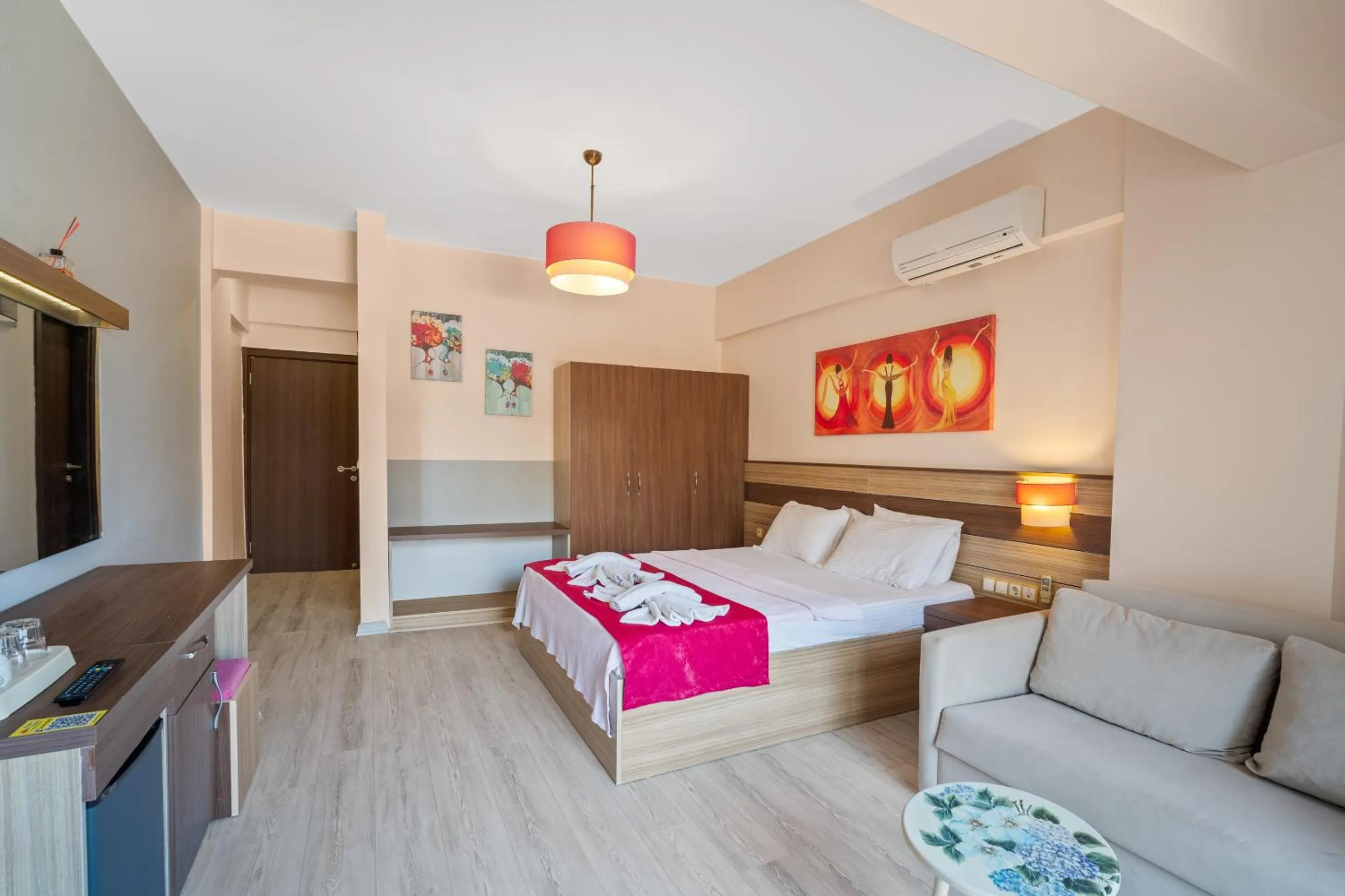 Seating area, Bed in Eden Pyara Hotel Turunc