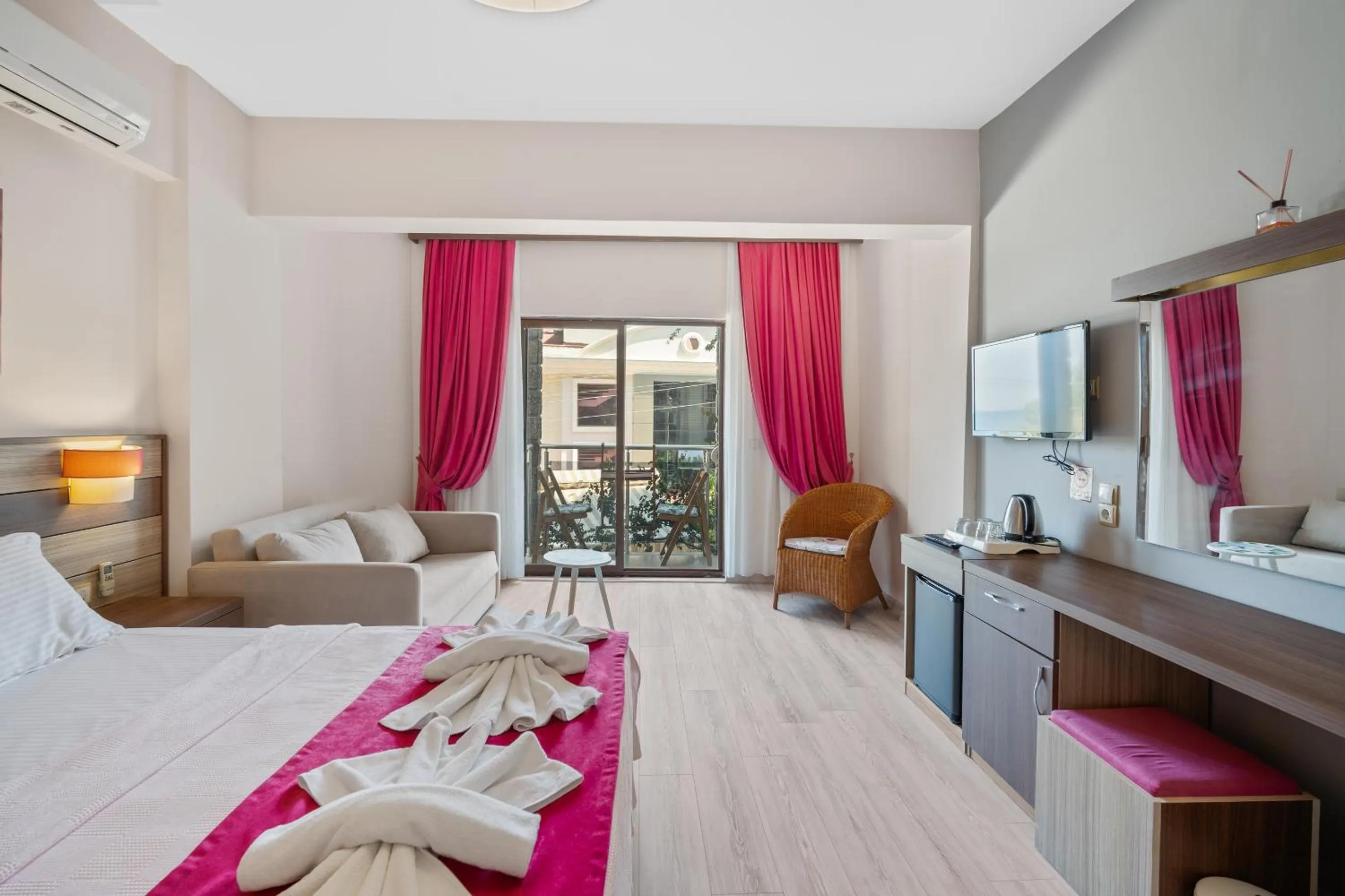 TV and multimedia, Bed in Eden Pyara Hotel Turunc