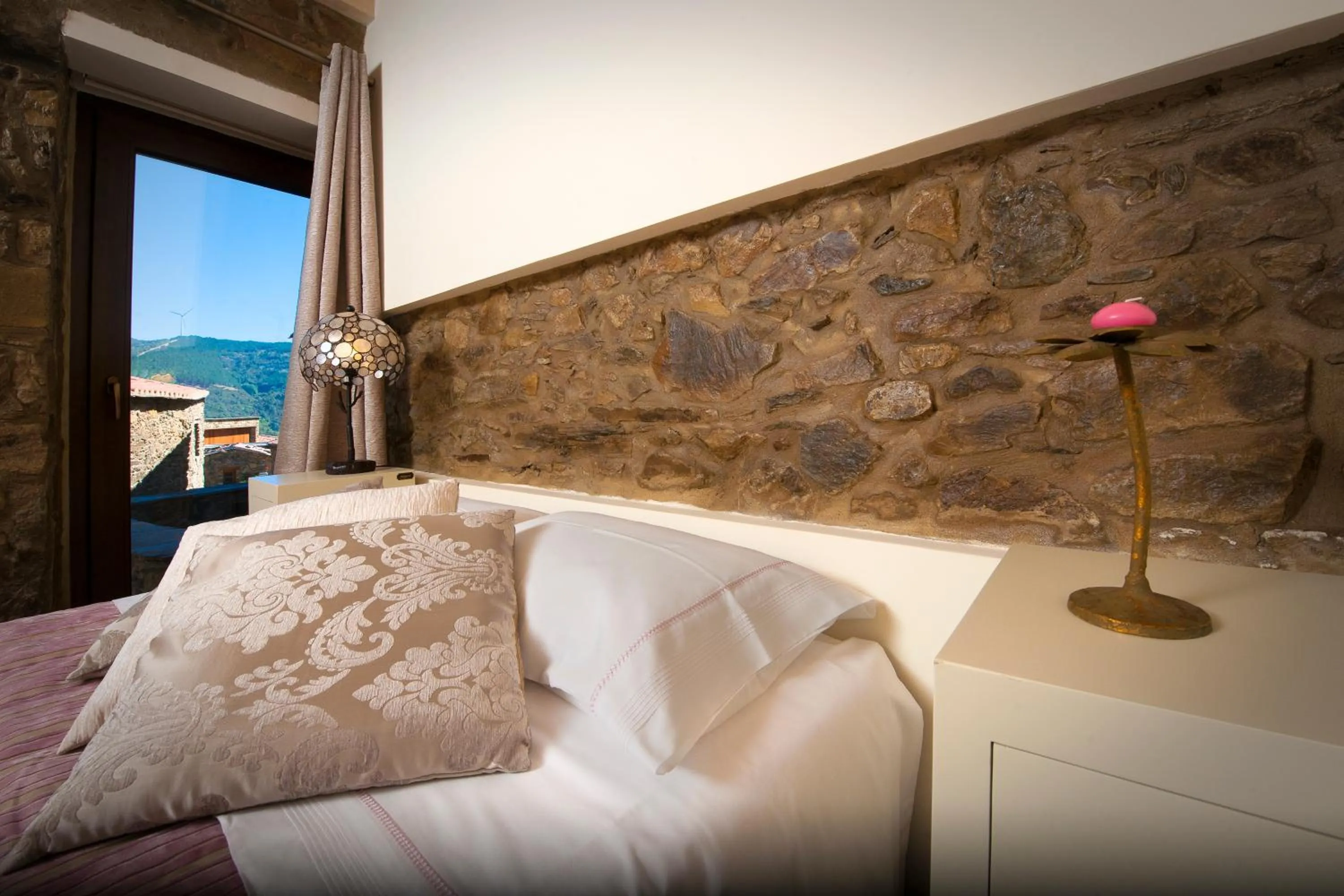 Bedroom, Bed in Mountain Whisper