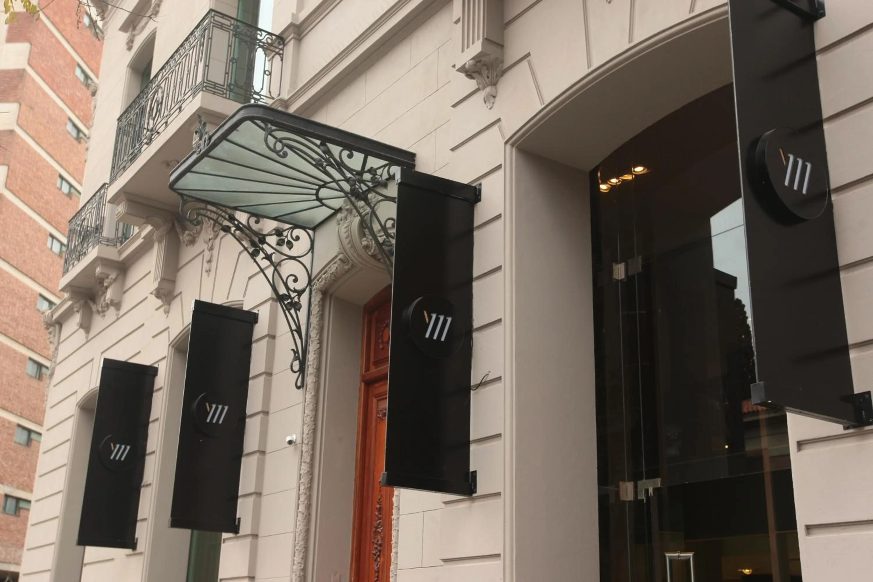 Facade/entrance in Yrigoyen 111 Hotel