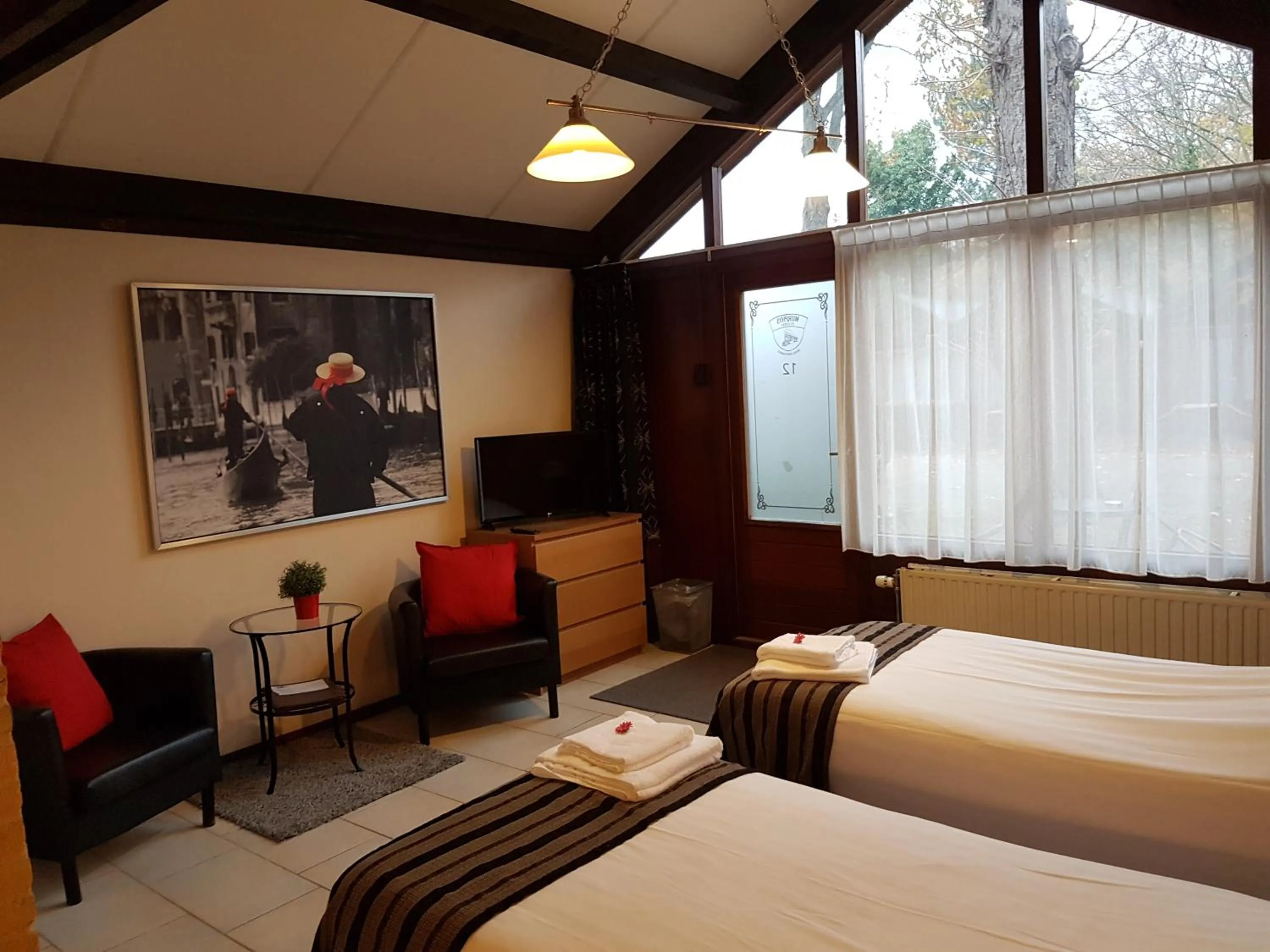 Photo of the whole room, Bed in Motel Oostvoorne