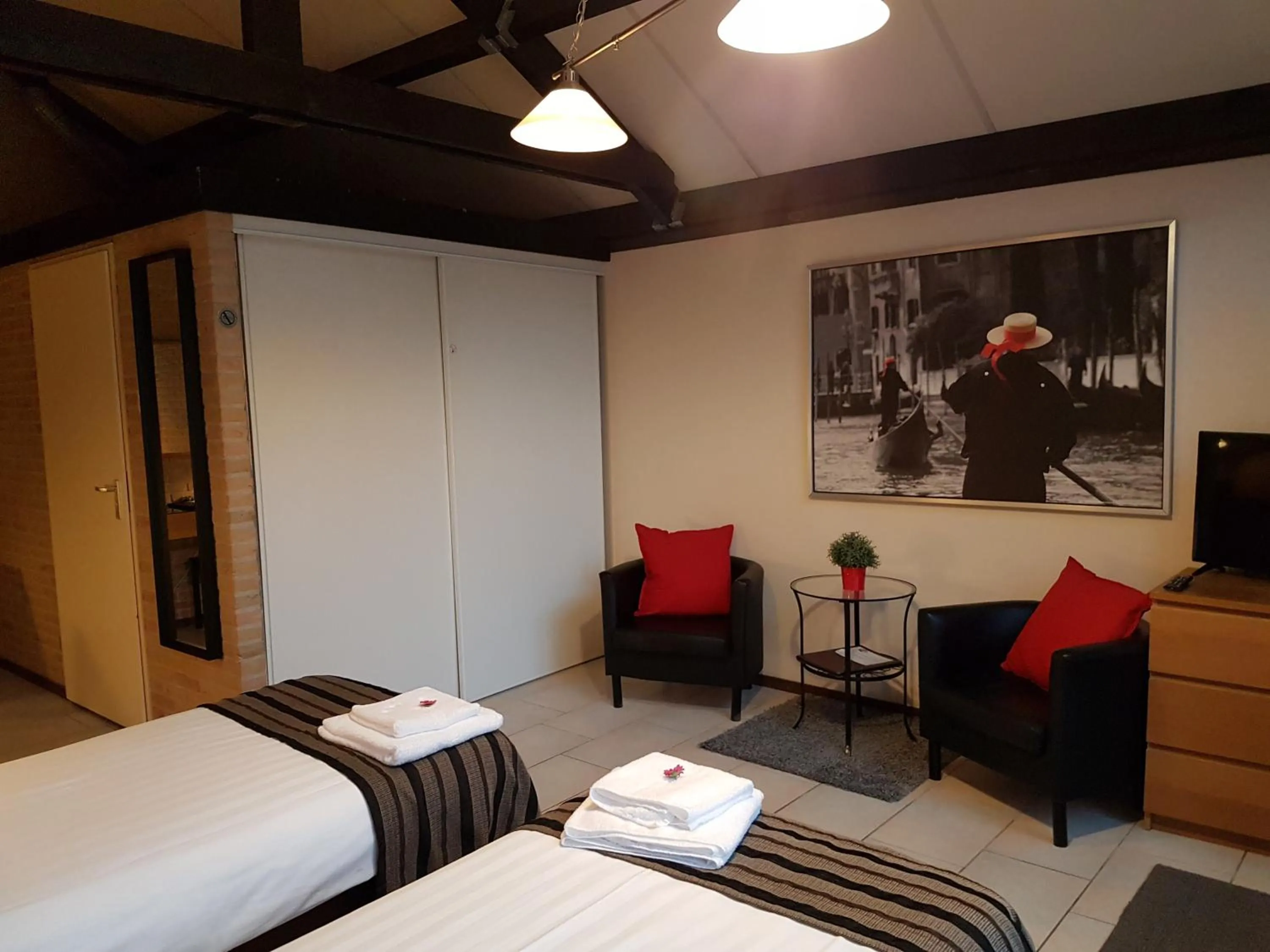 Photo of the whole room, Bed in Motel Oostvoorne