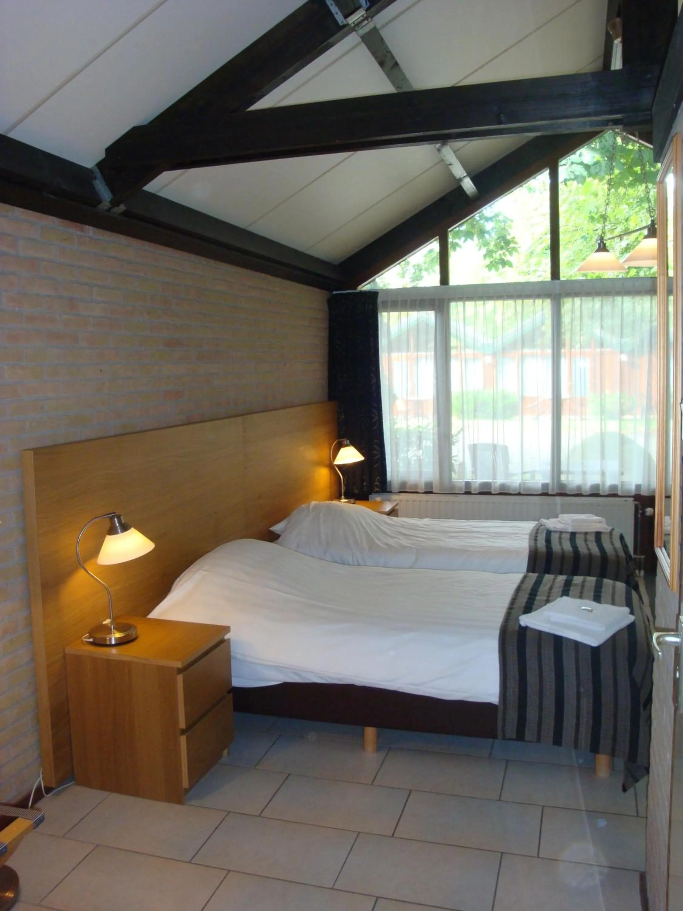 Bed in Motel Oostvoorne