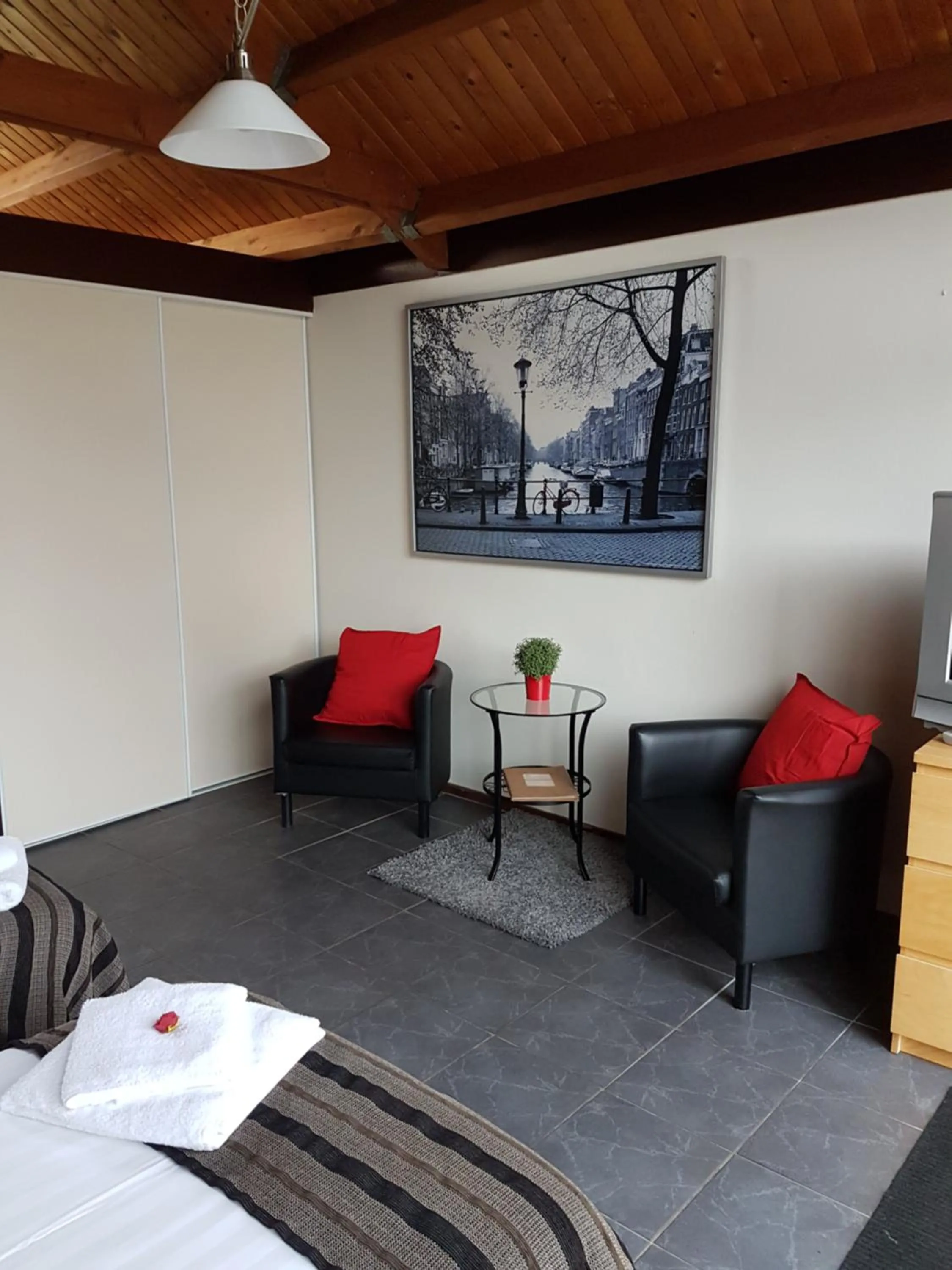 Seating area, Bed in Motel Oostvoorne