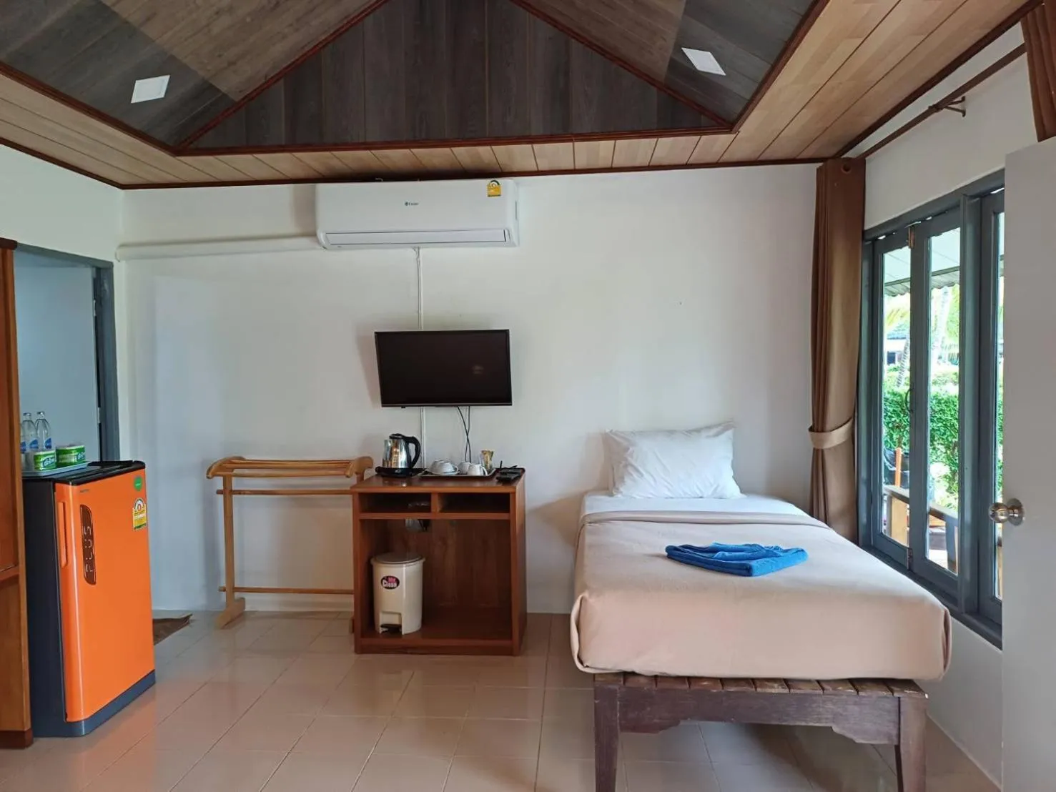Bedroom, Bed in Lanta Mermaid Resort