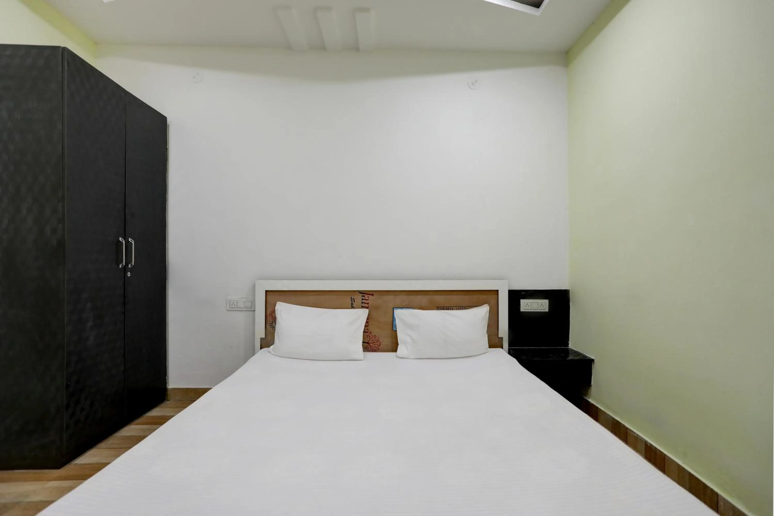 Bedroom, Bed in Super Hotel O The Nirvana Resorts