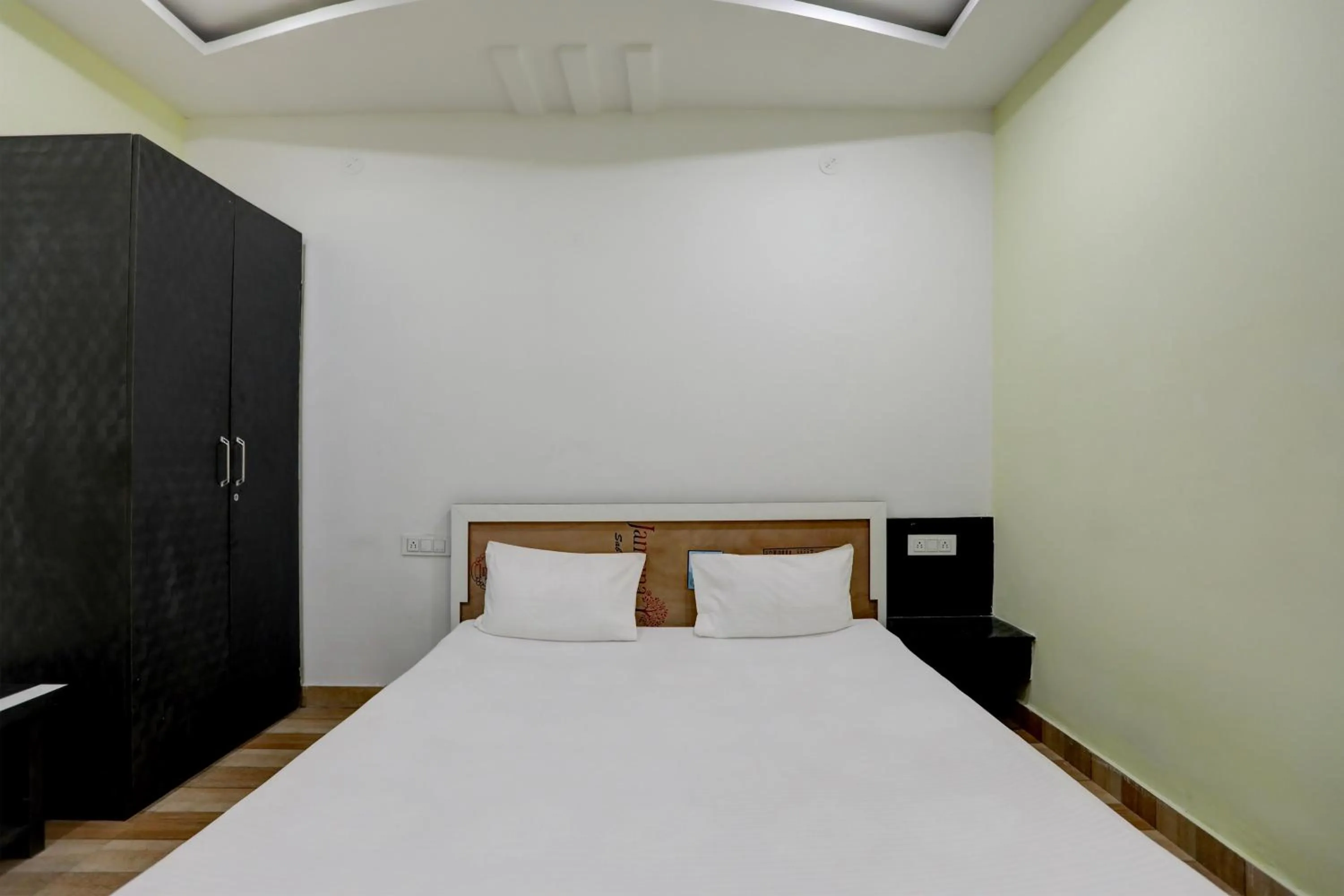 Bedroom, Bed in Super Hotel O The Nirvana Resorts