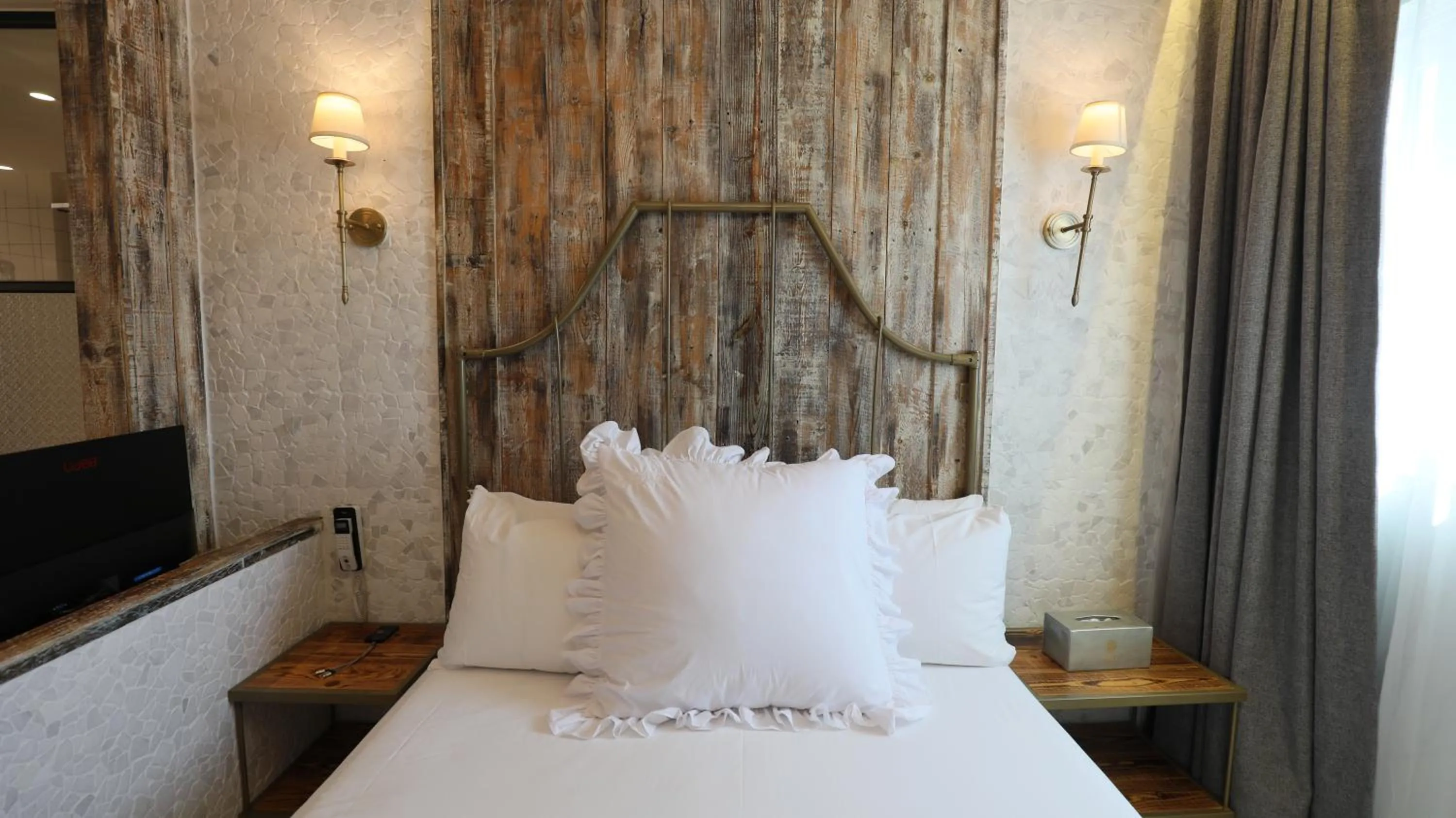 Bed in February Hotel SeongSeo