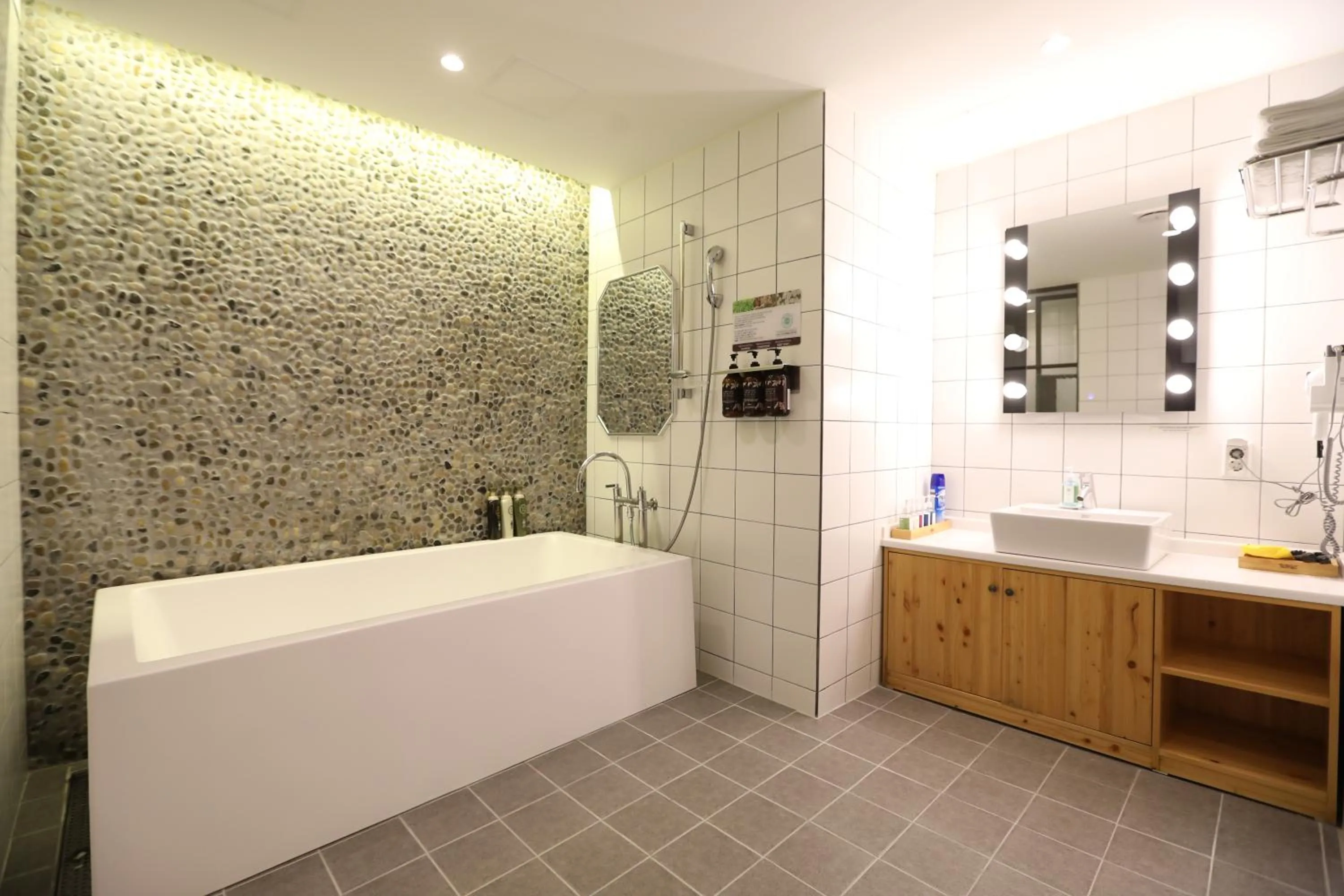 February Hotel SeongSeo