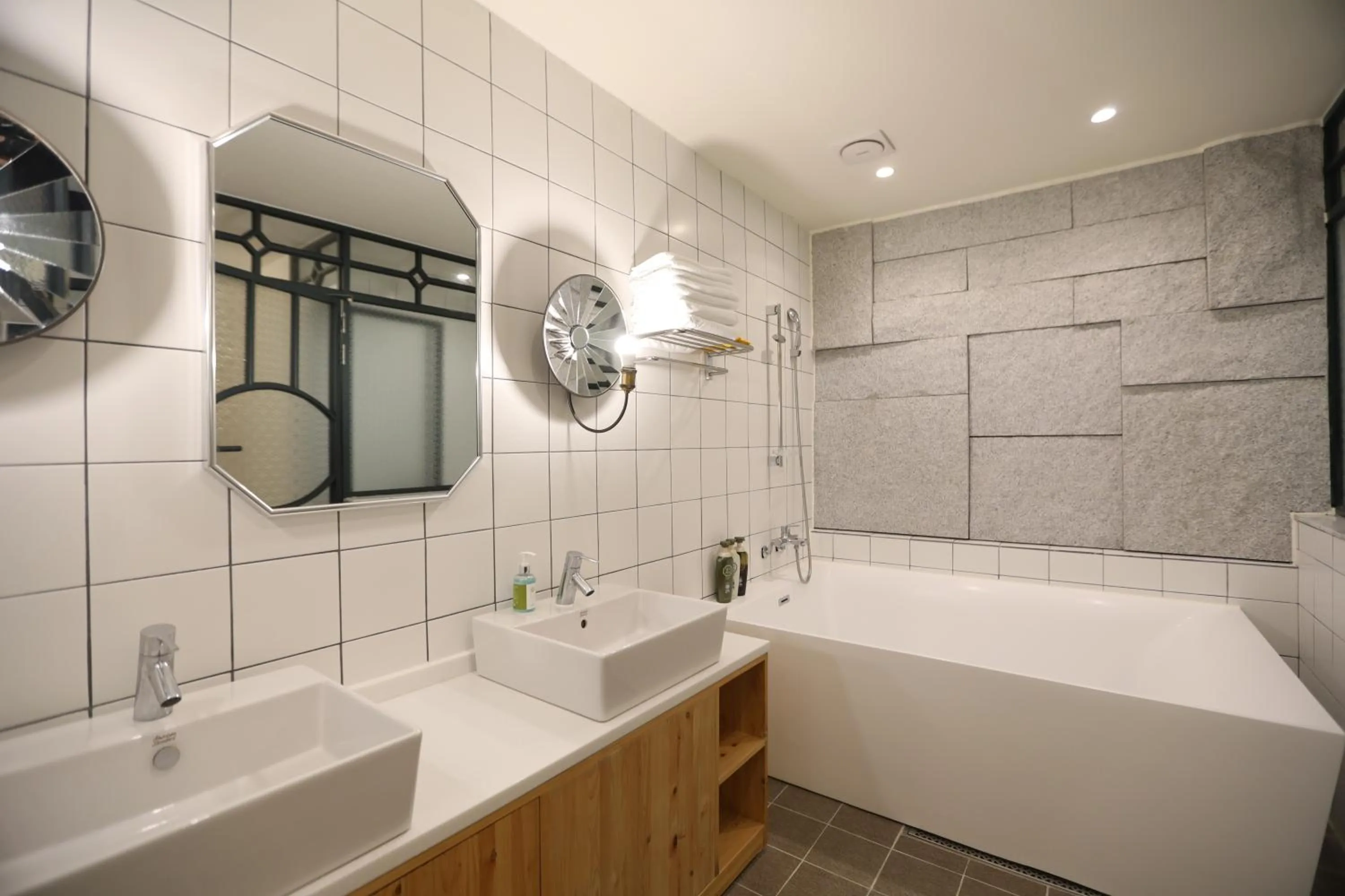 February Hotel SeongSeo