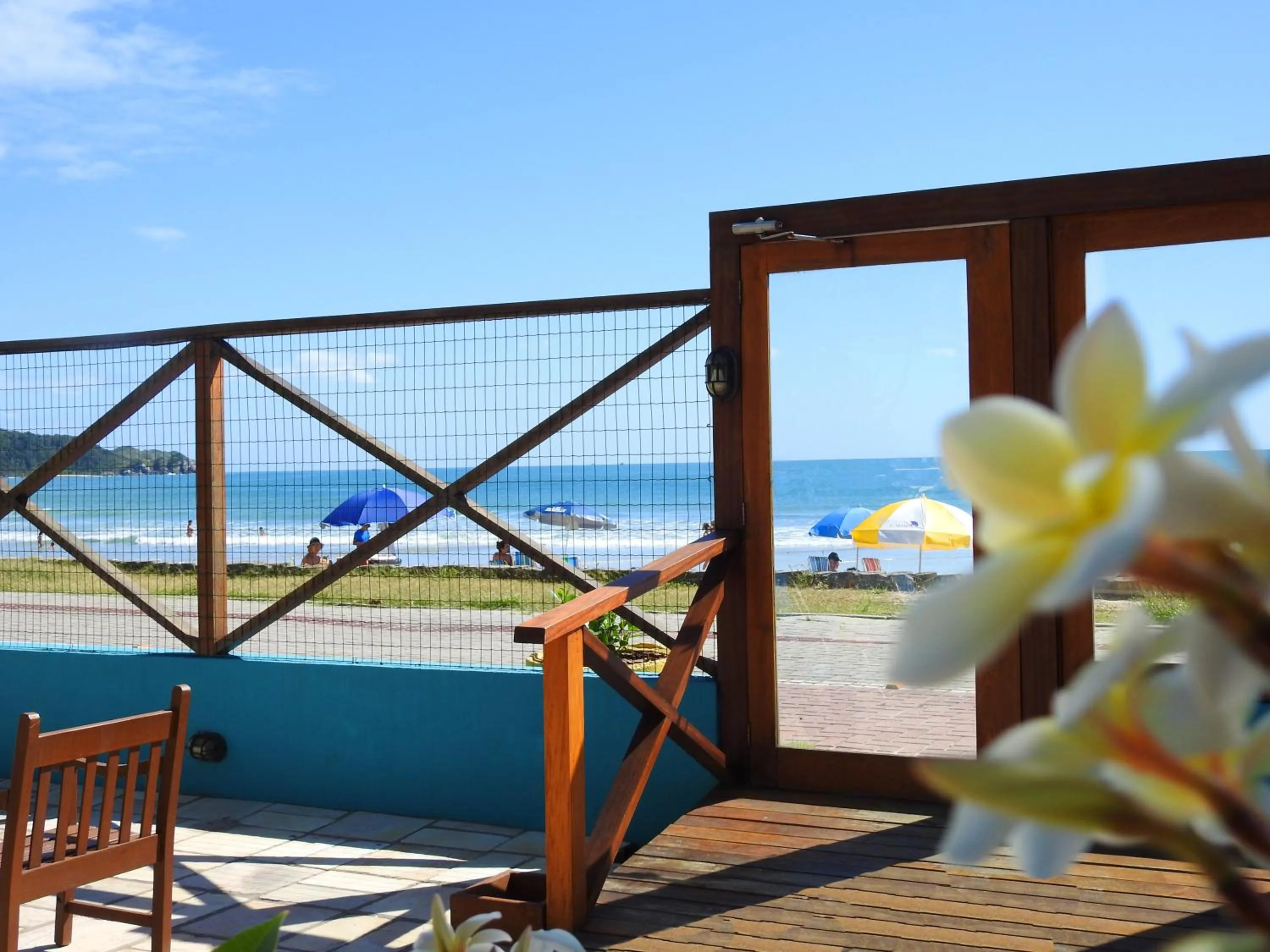 Beach in Residencial Vila do Sol, Apartamentos com pé na areia