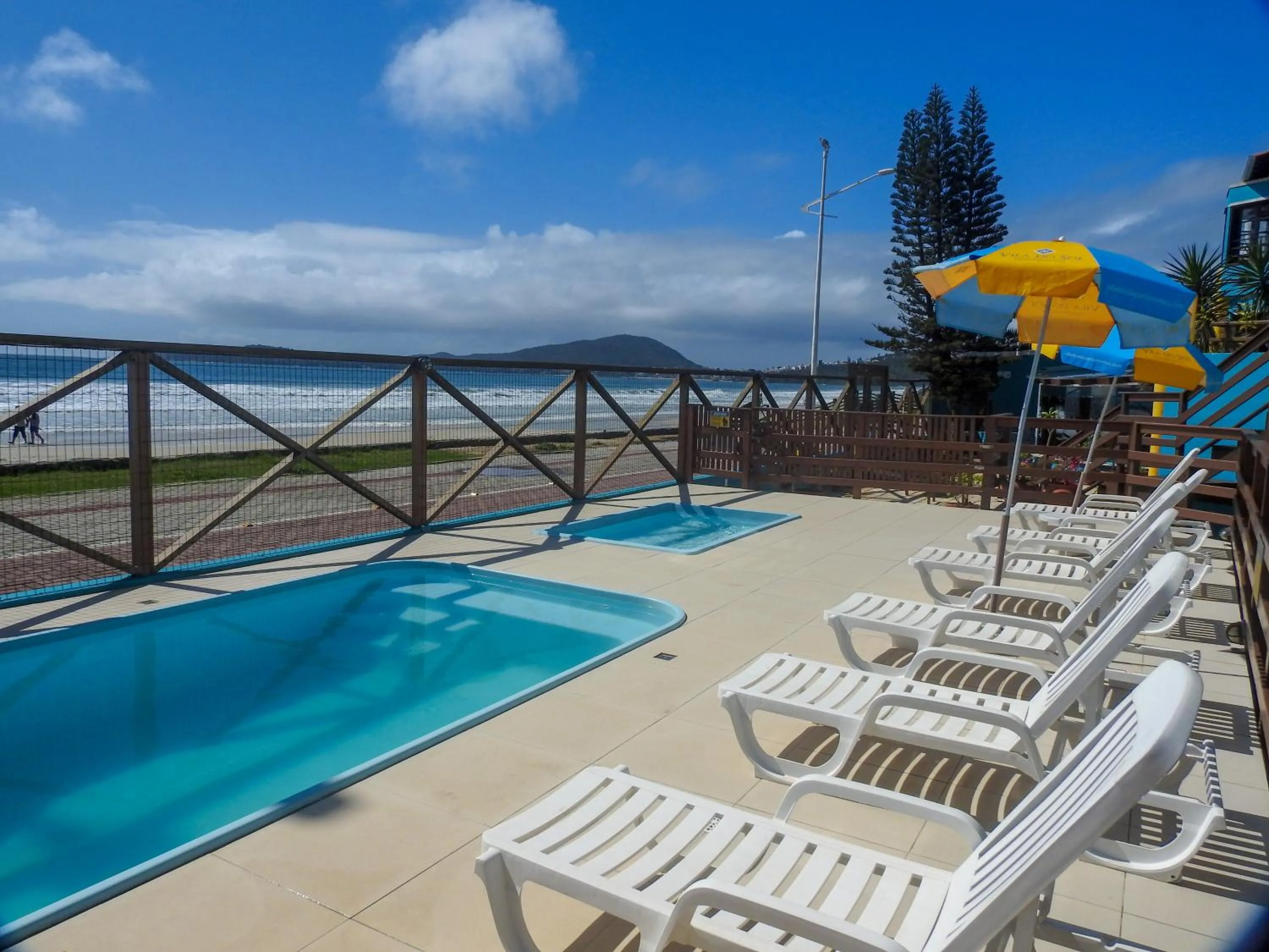 Beach in Residencial Vila do Sol, Apartamentos com pé na areia