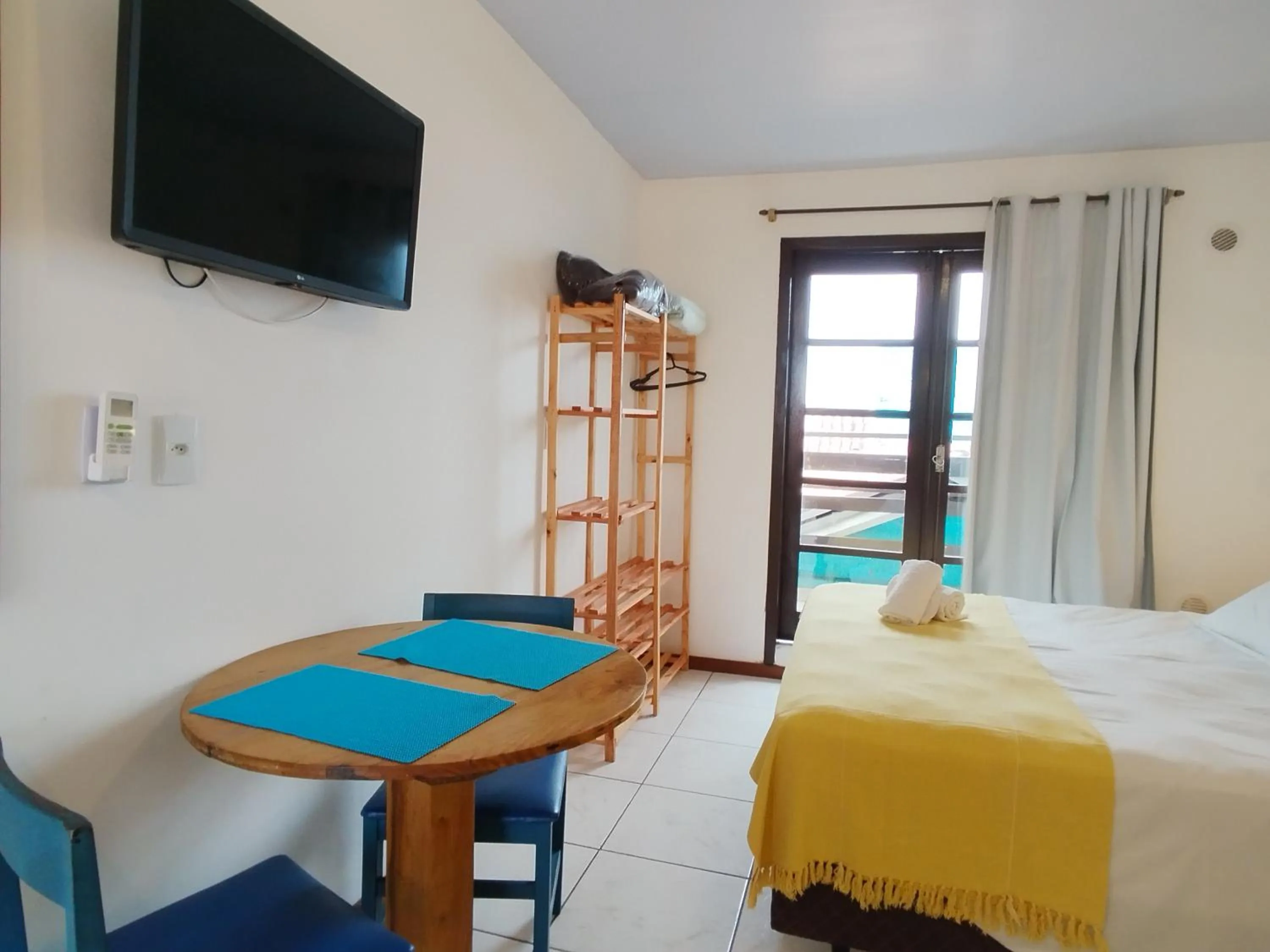 Bed in Residencial Vila do Sol, Apartamentos com pé na areia