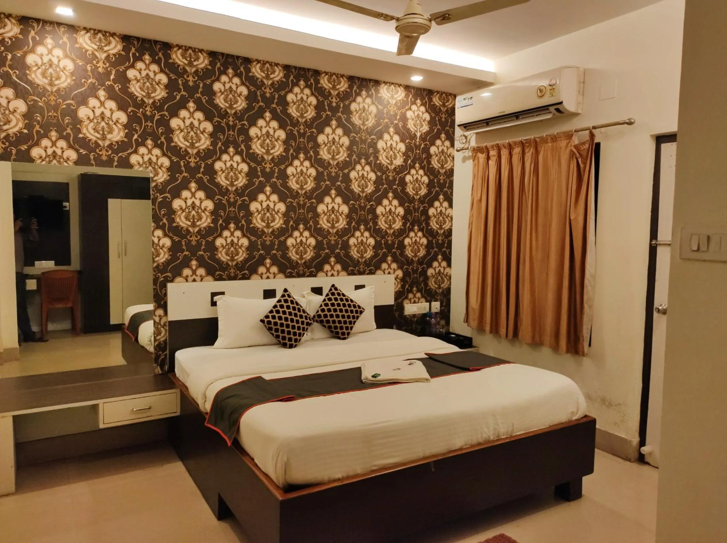 Photo of the whole room, Bed in HOTEL SUN CITY