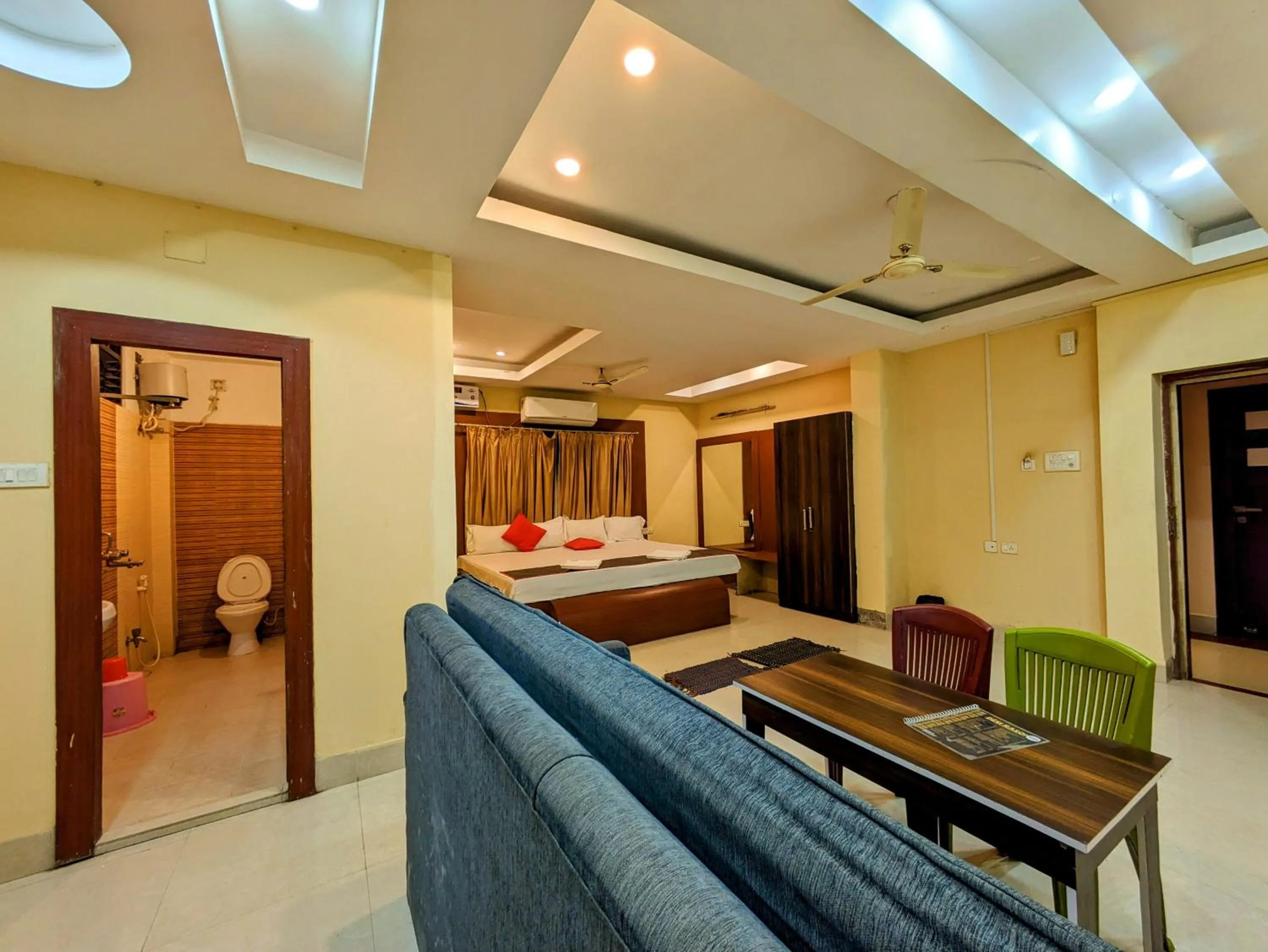 Toilet, Bed in HOTEL SUN CITY