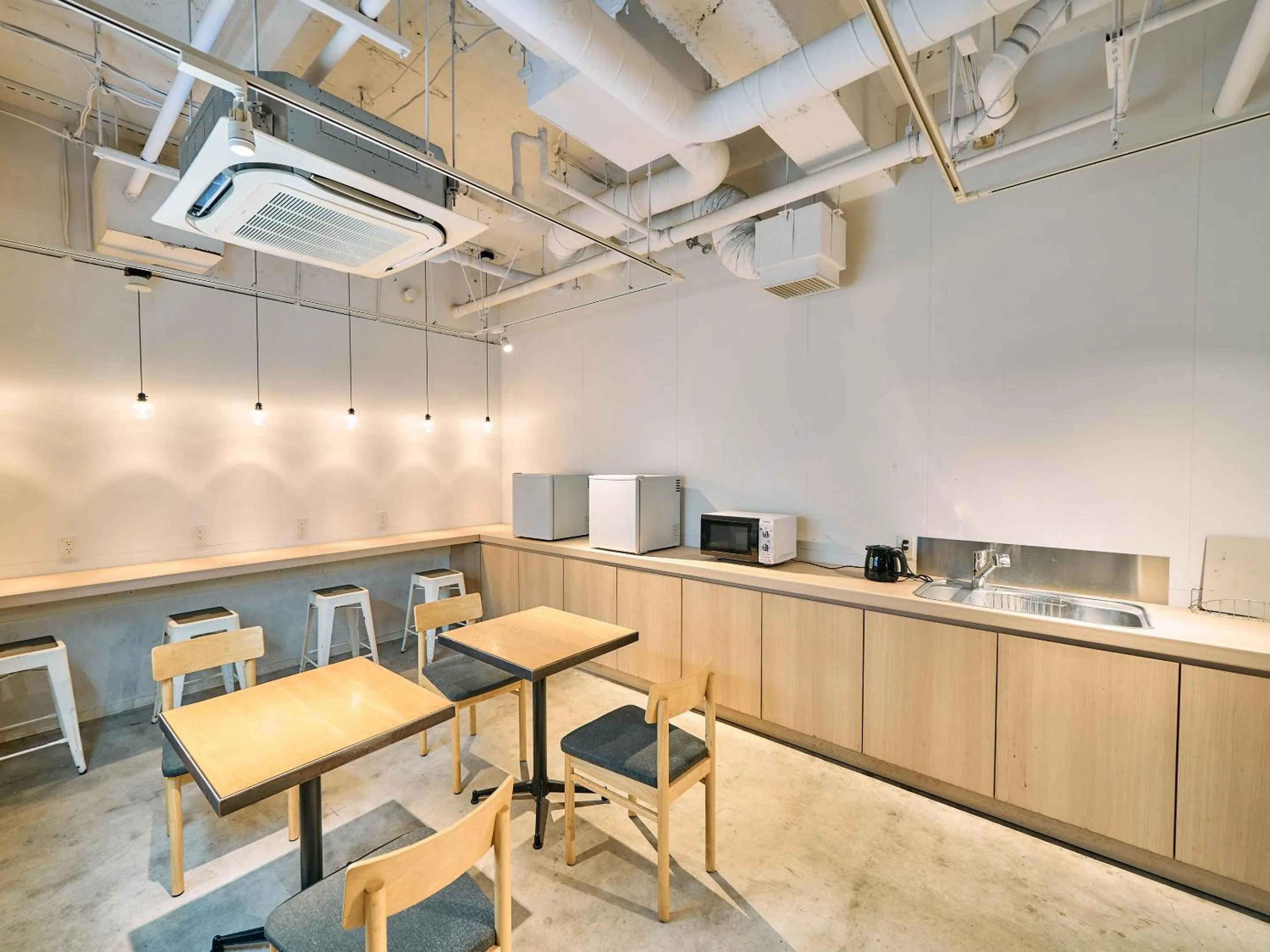 Communal kitchen in Hotel Plus Hostel TOKYO KAWASAKI