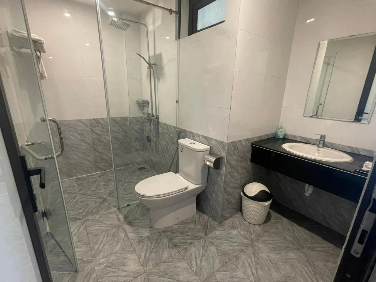 Shower in An Tín Hotel