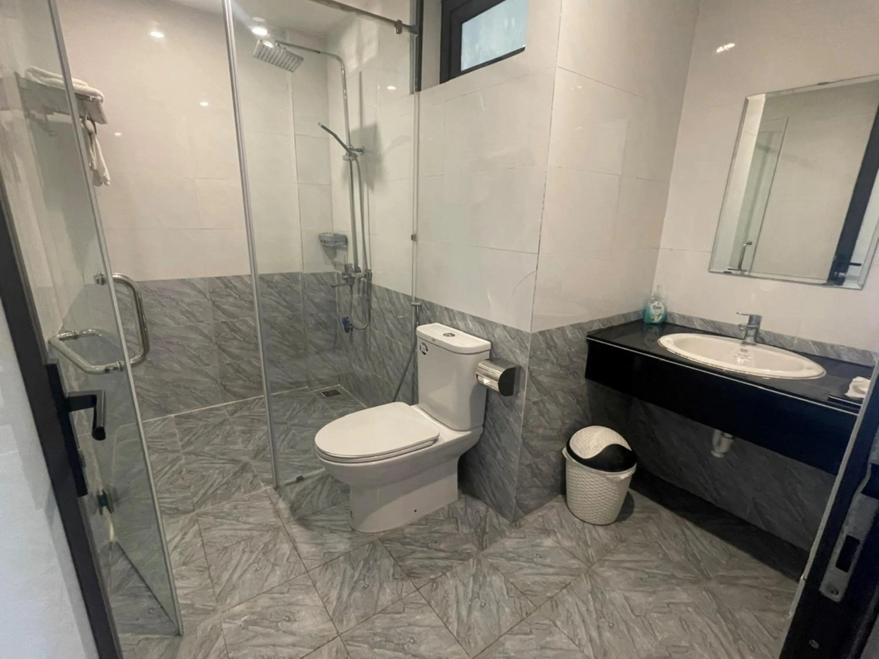 Shower in An Tín Hotel