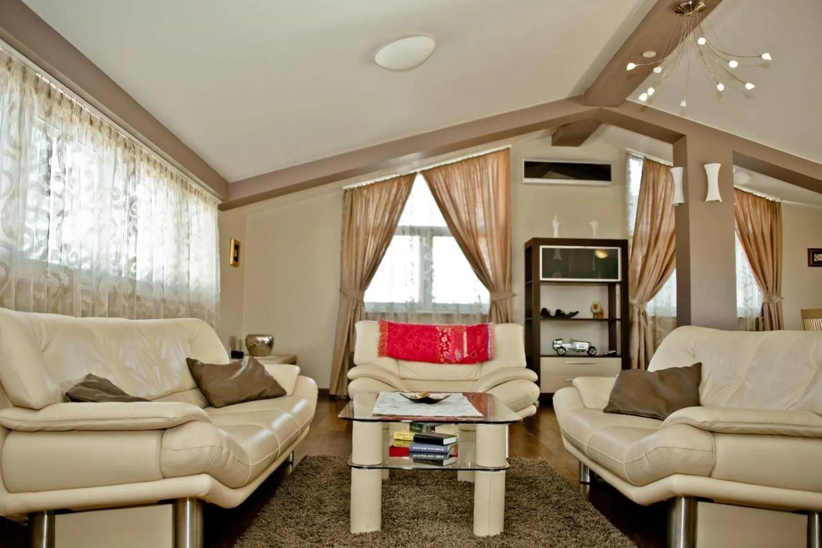 Apartment St James