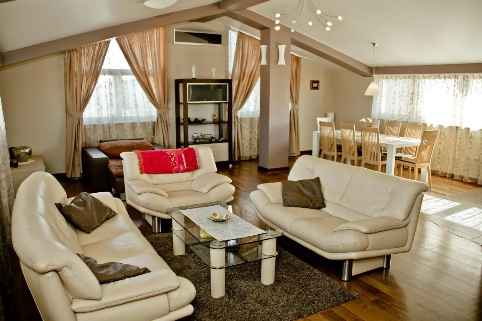 Apartment St James