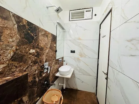 Bathroom in Hotel Rajdev INN