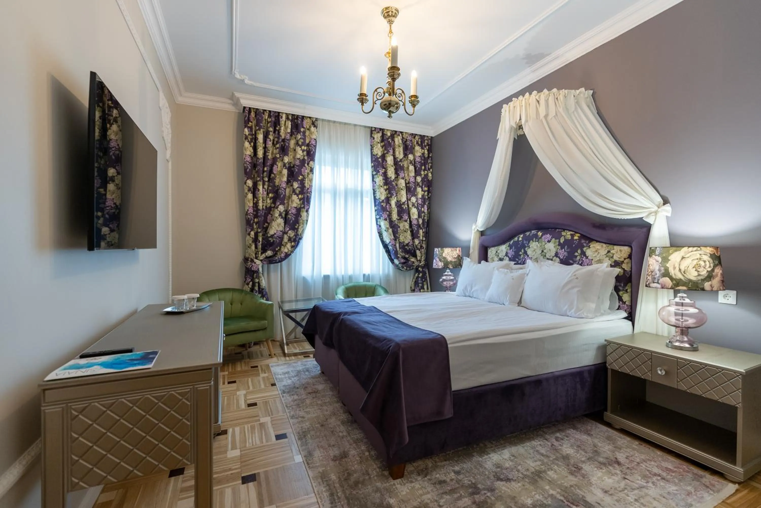 Photo of the whole room, Bed in Hotel Palace