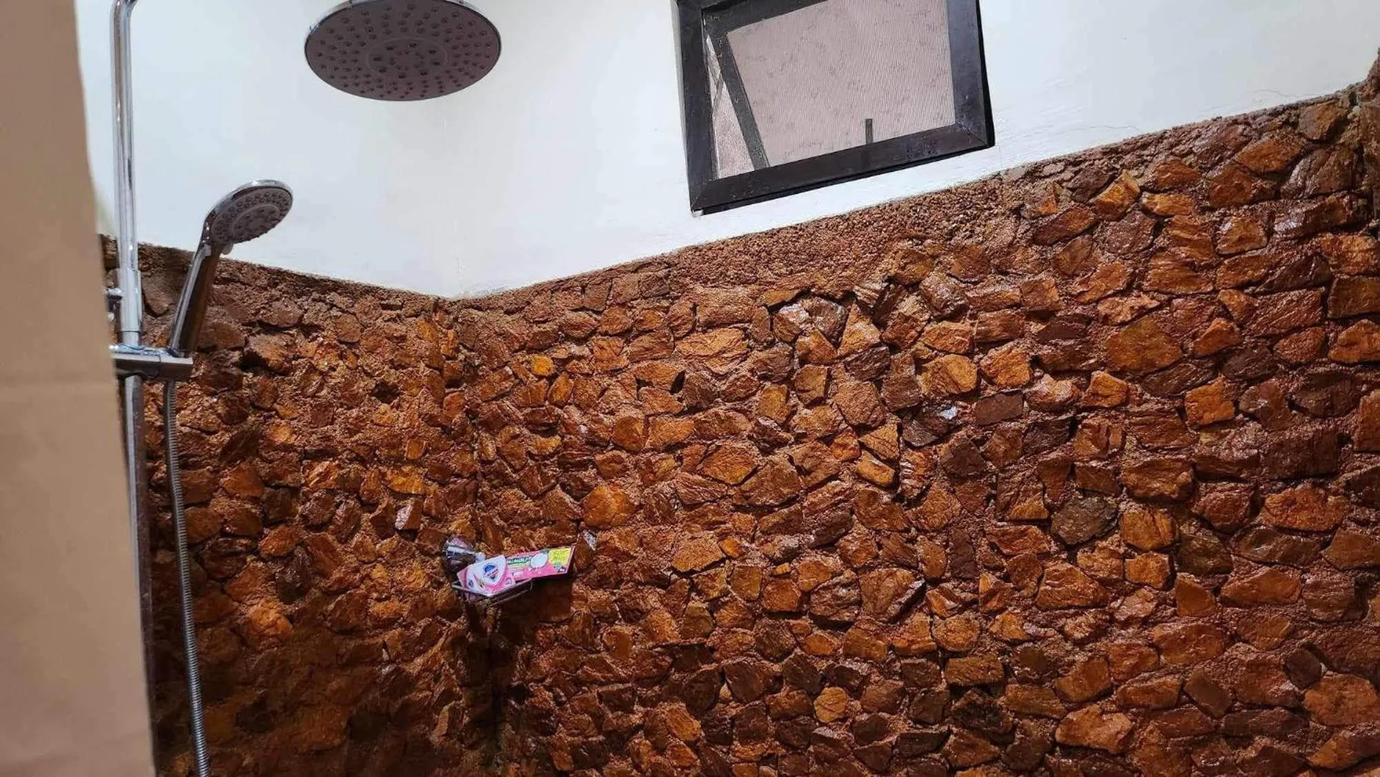 Shower in Flores Garden Hotel