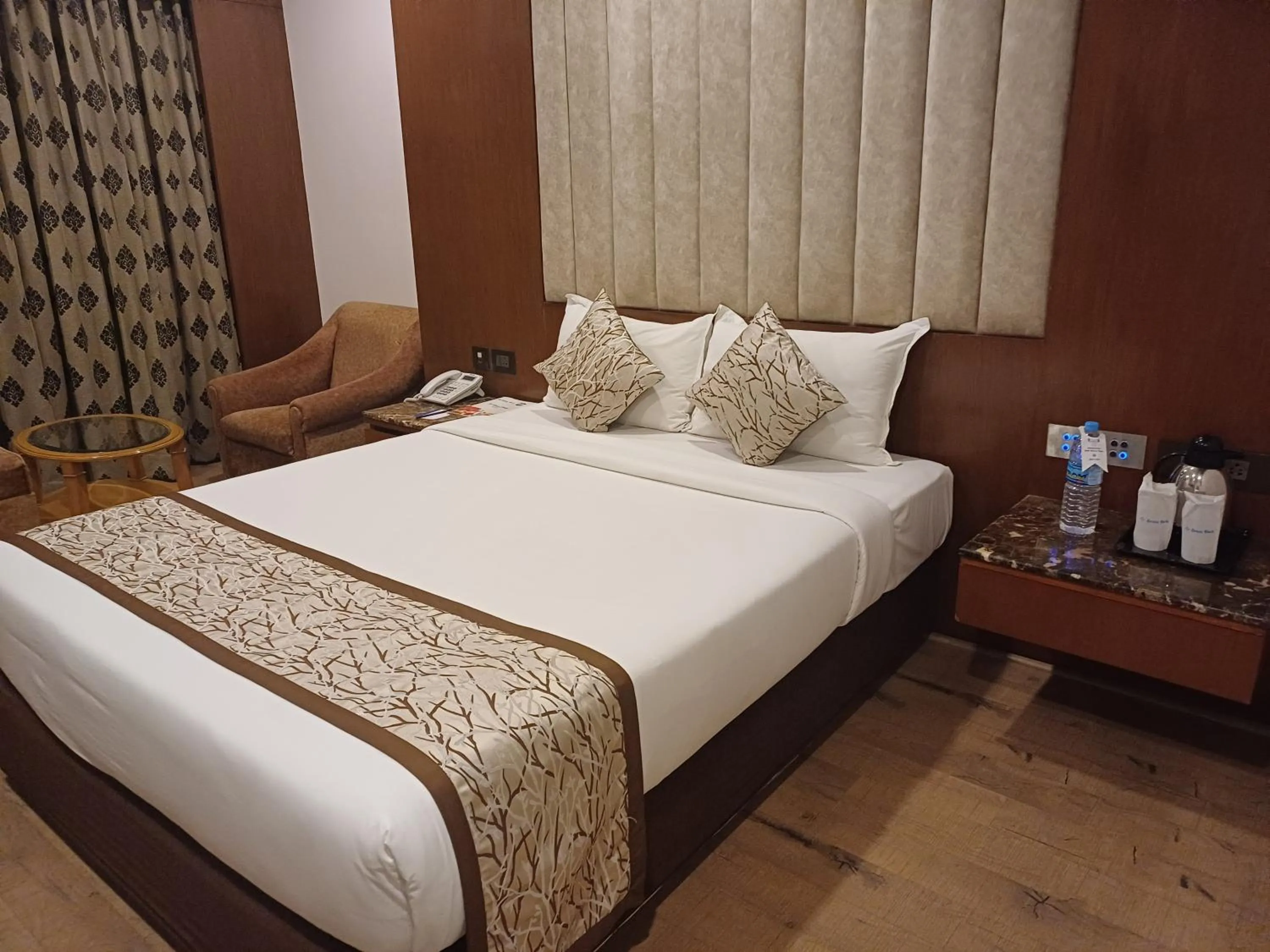 Bed in Hotel Benzz Park Chennai