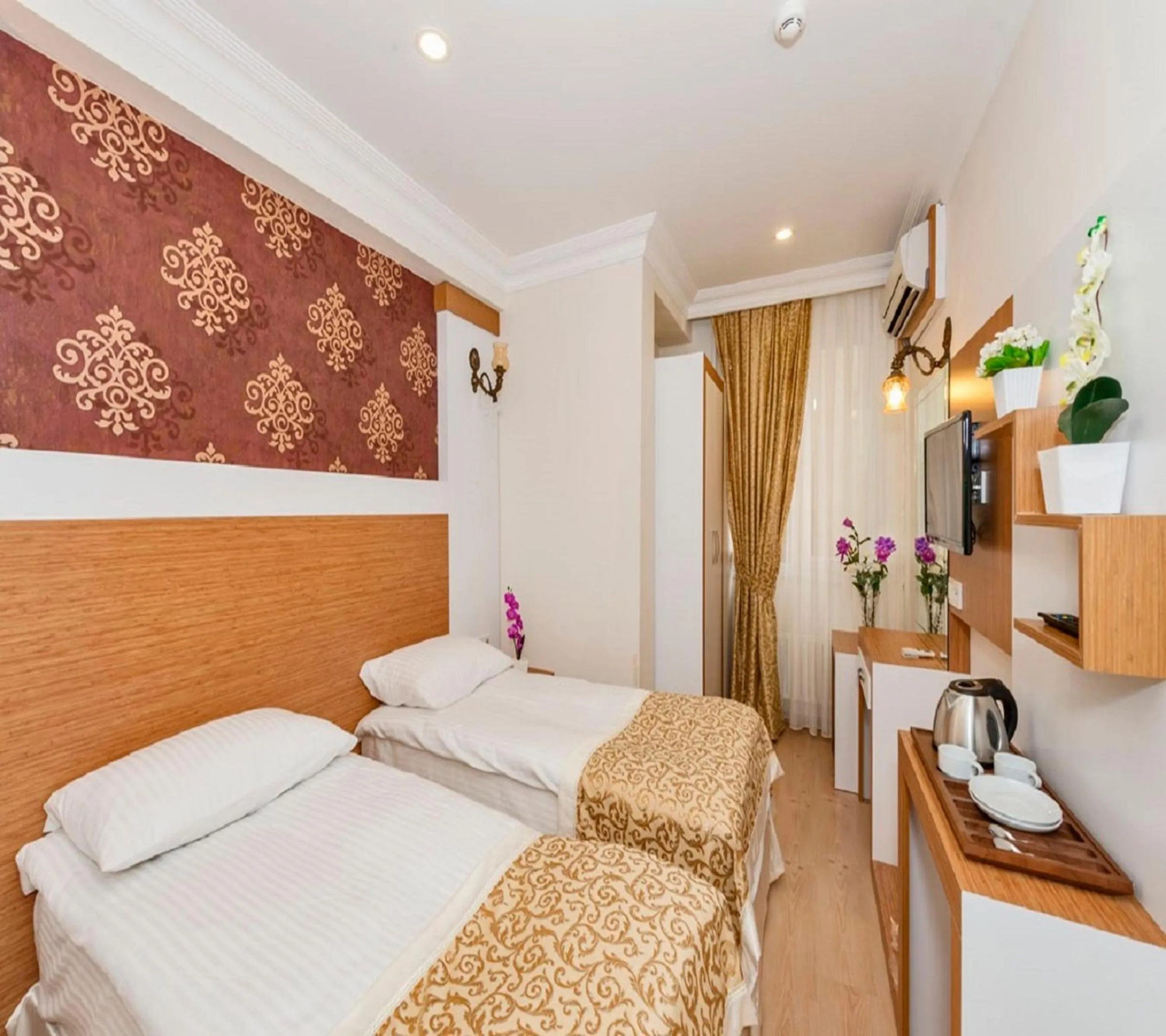 TV and multimedia, Bed in Raimond Hotel