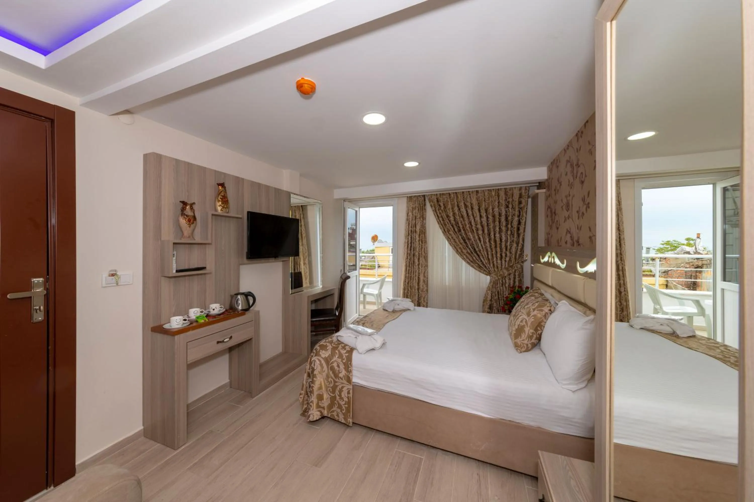 Photo of the whole room, Bed in Raimond Hotel