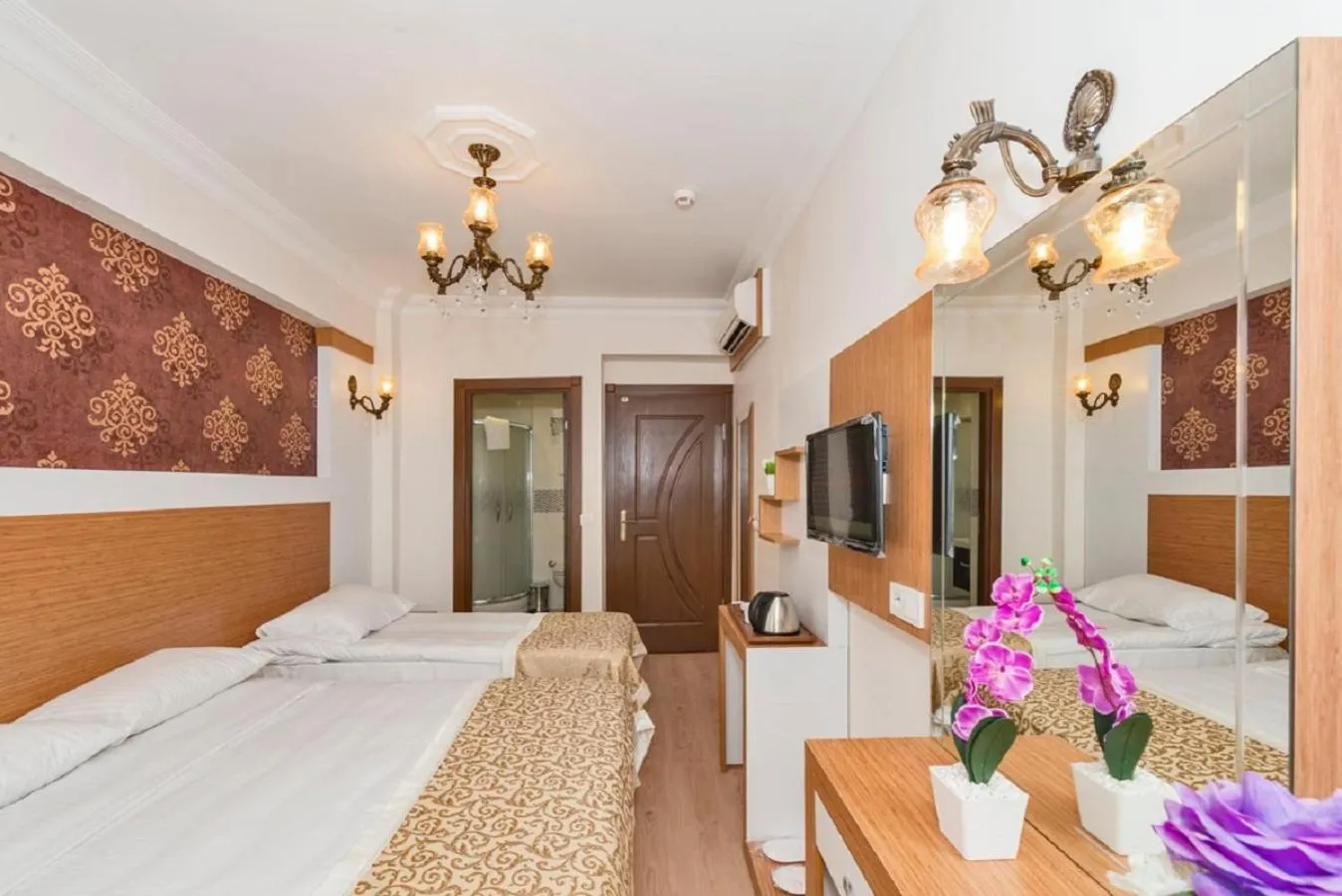 Photo of the whole room, Bed in Raimond Hotel