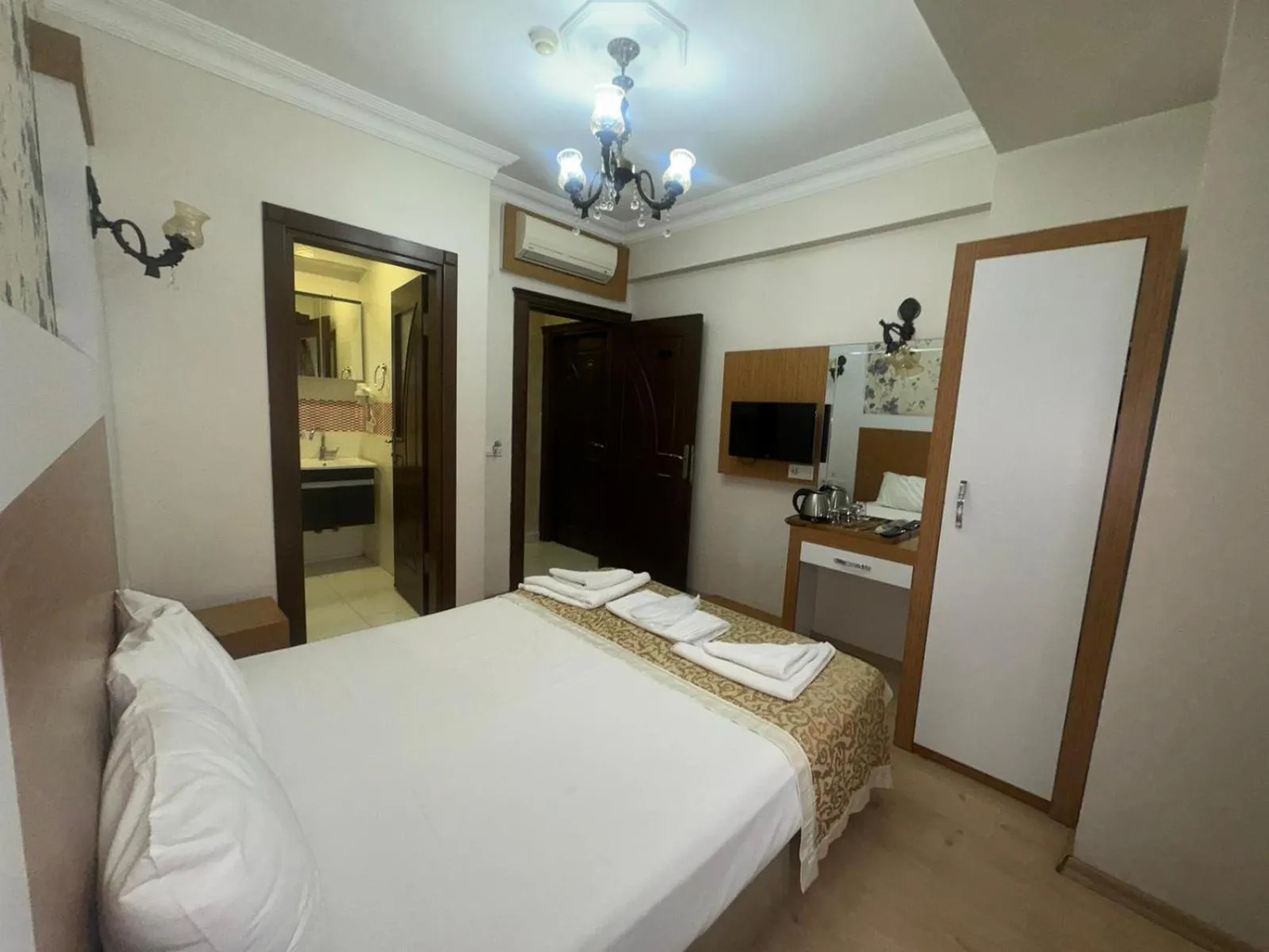 Bed in Raimond Hotel