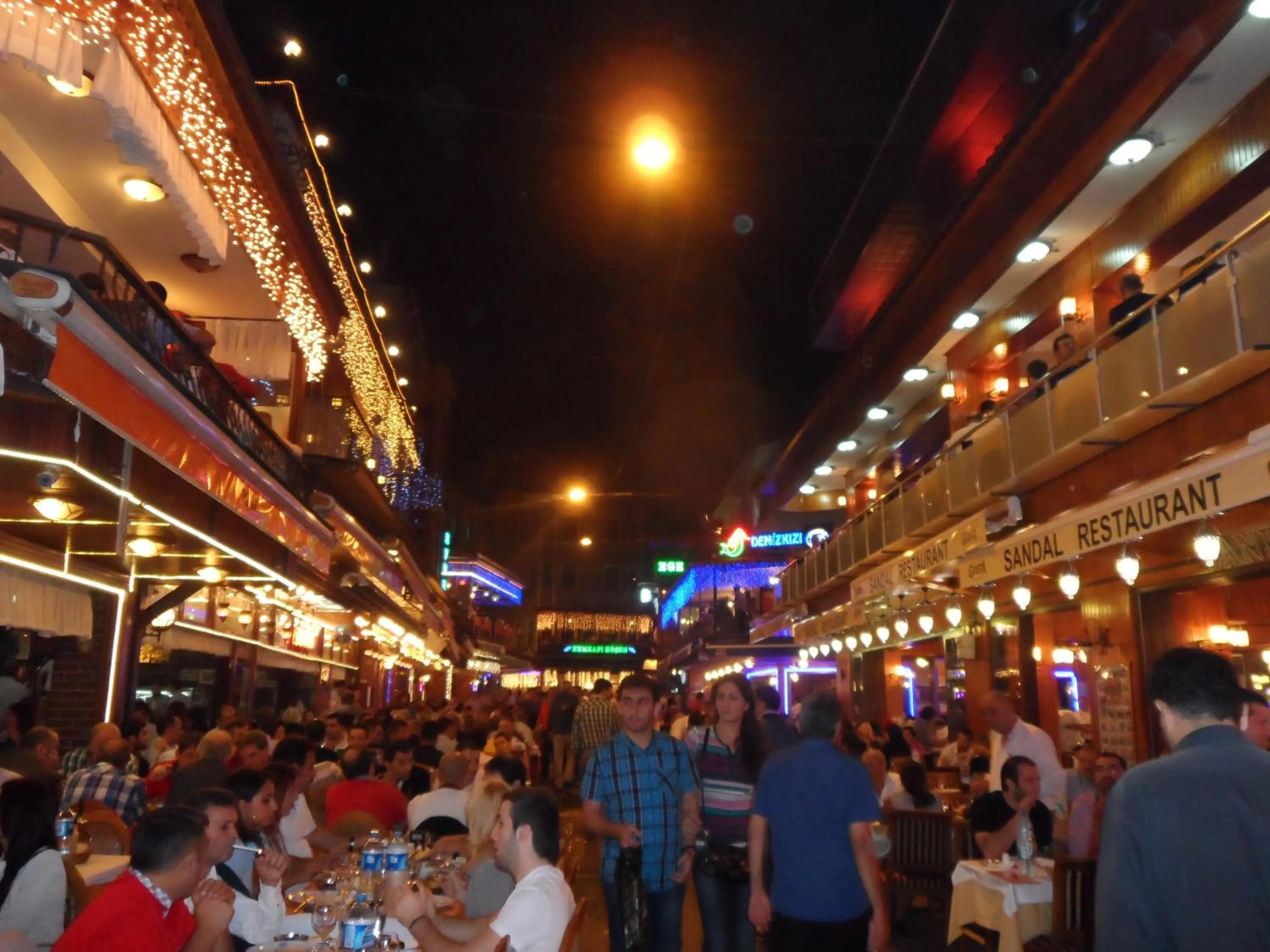 Restaurant/places to eat in Raimond Hotel