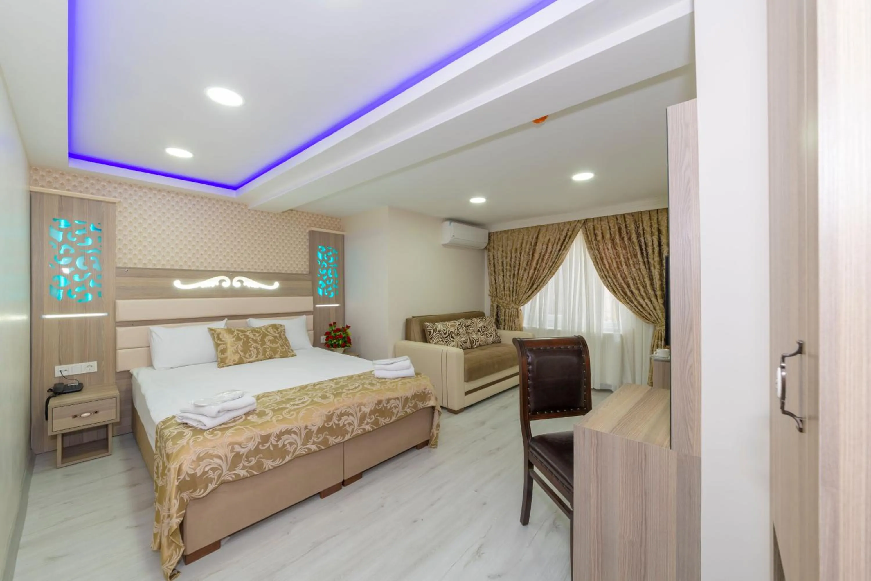 Bed in Raimond Hotel