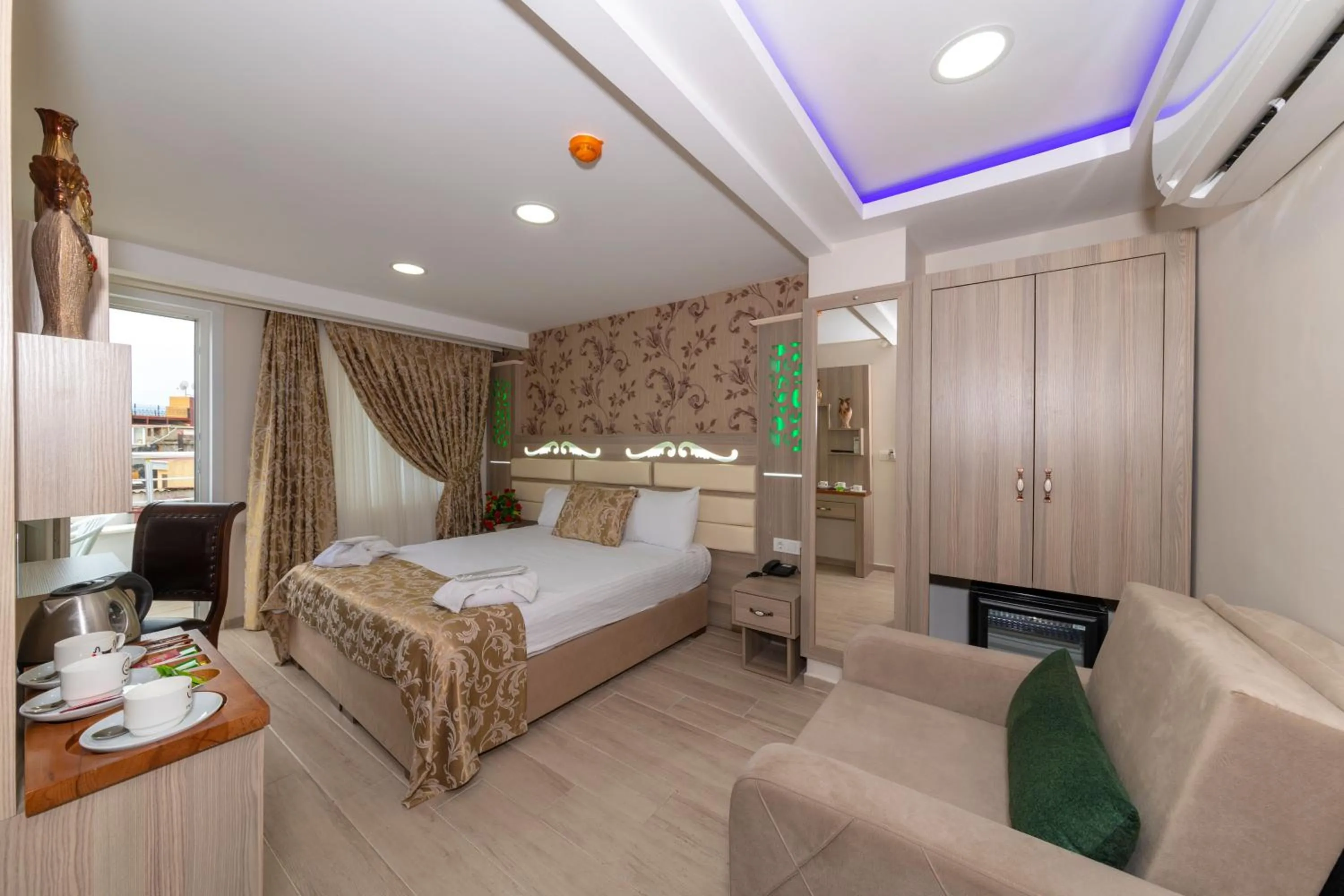 Photo of the whole room, Bed in Raimond Hotel