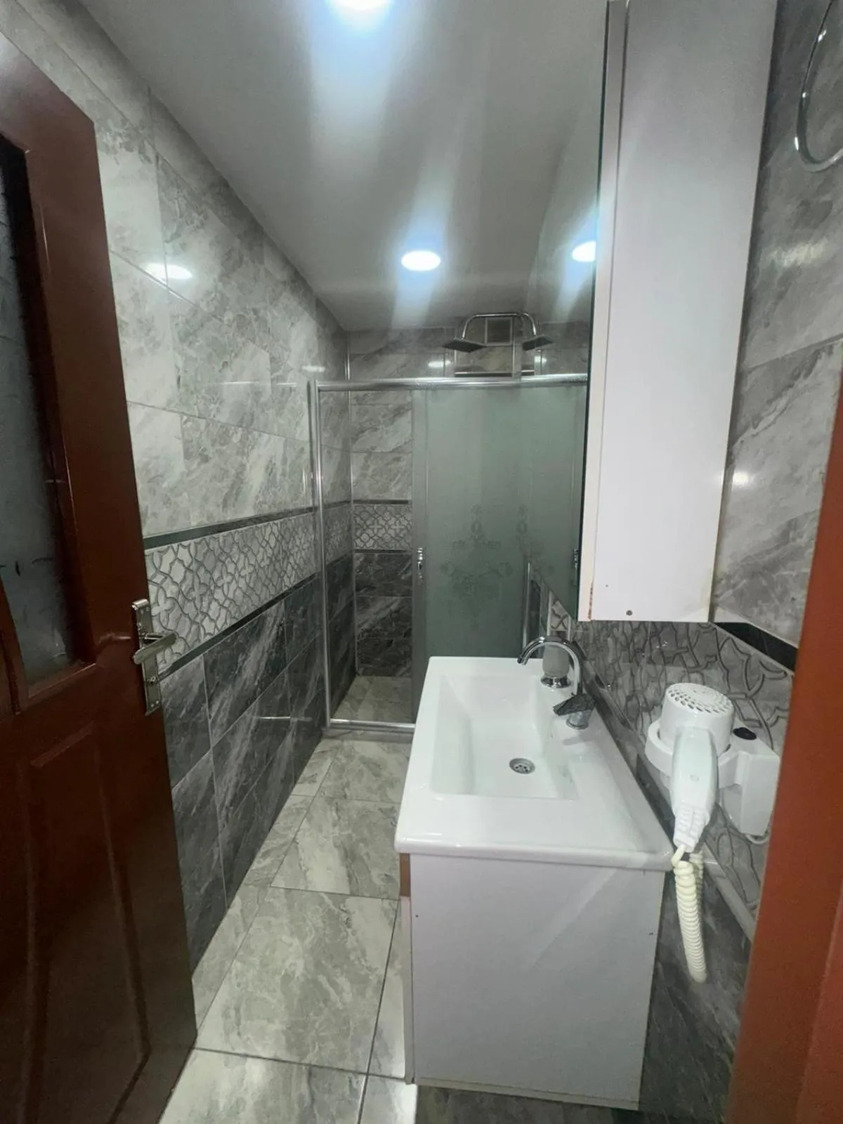 Bathroom in Raimond Hotel