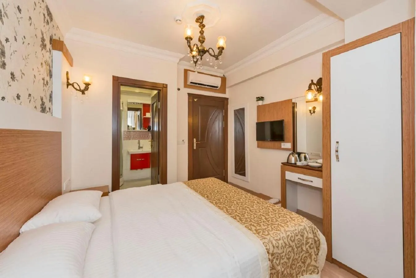 TV and multimedia, Bed in Raimond Hotel