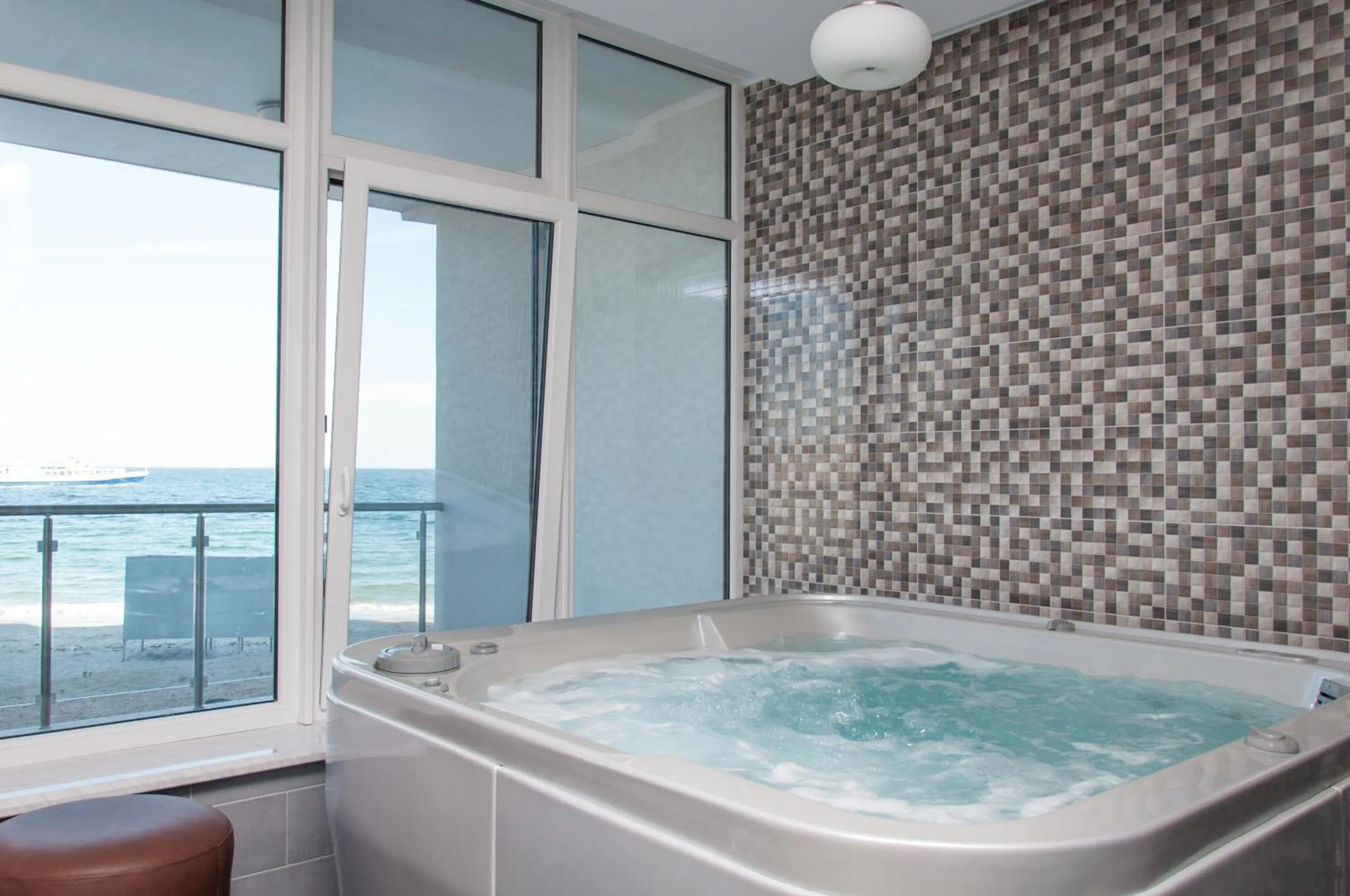 Hot Tub in Design Hotel Skopeli