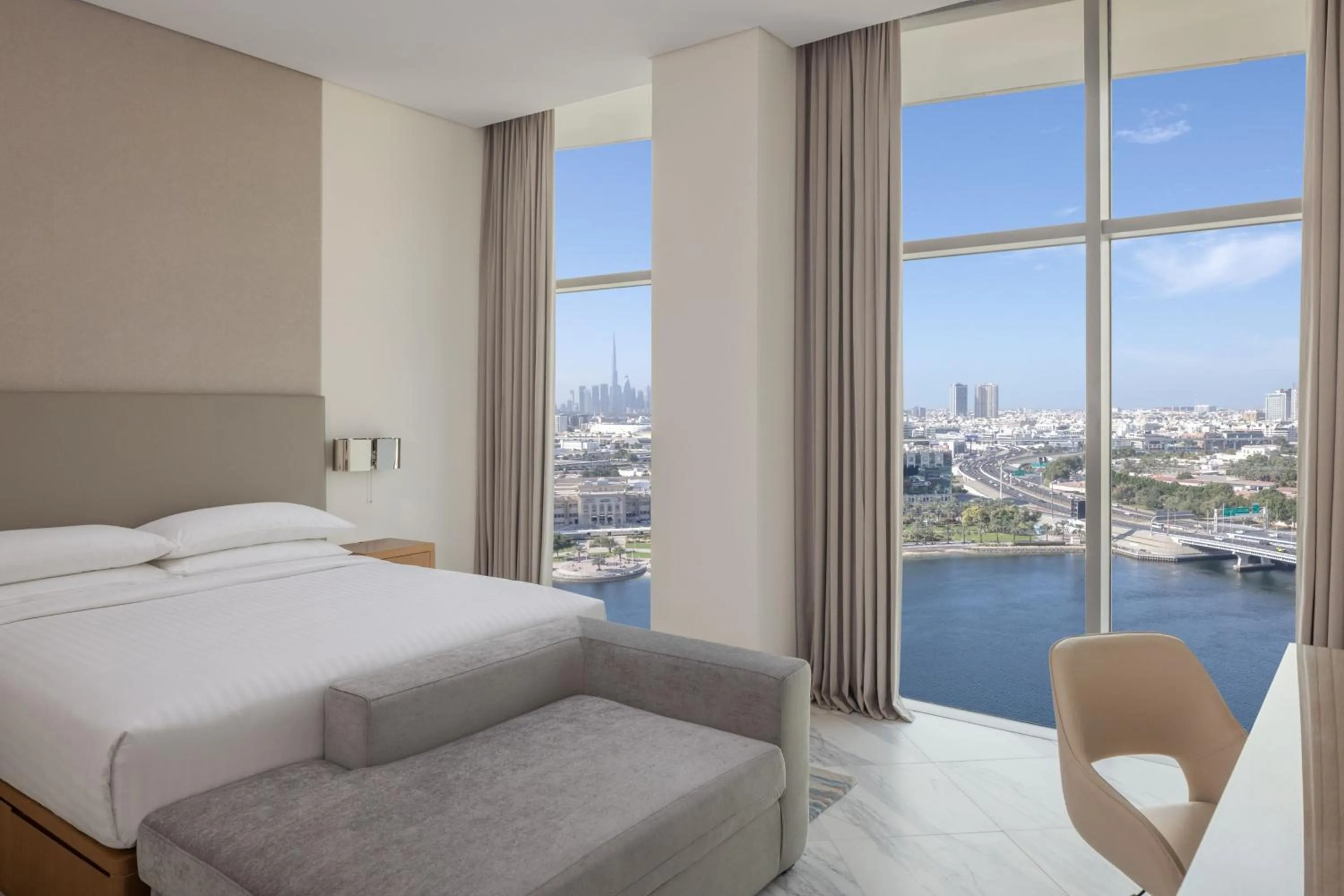 Swimming pool, Bed in Marriott Marquis Dubai Creek