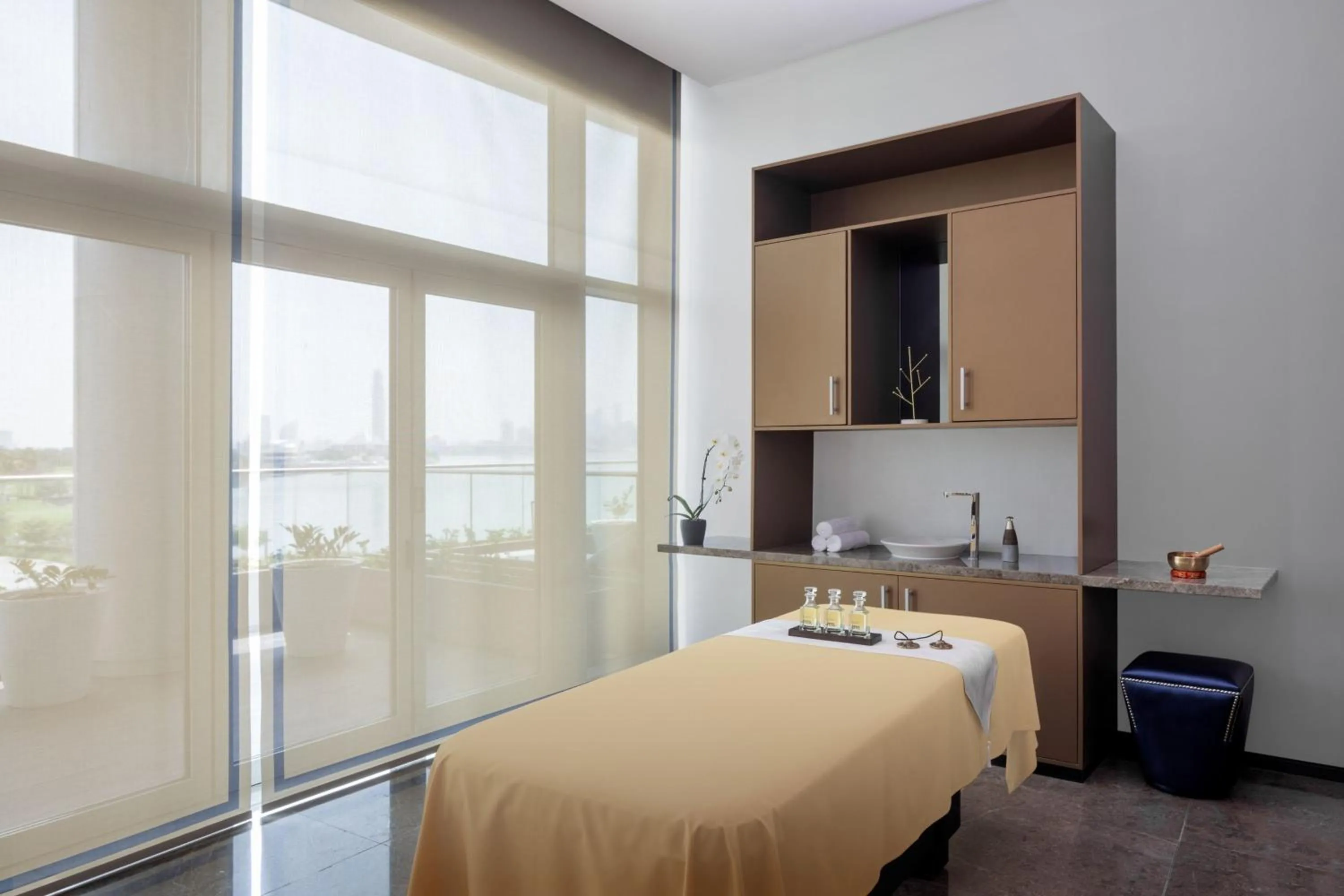 Spa and wellness centre/facilities, Bed in Marriott Marquis Dubai Creek