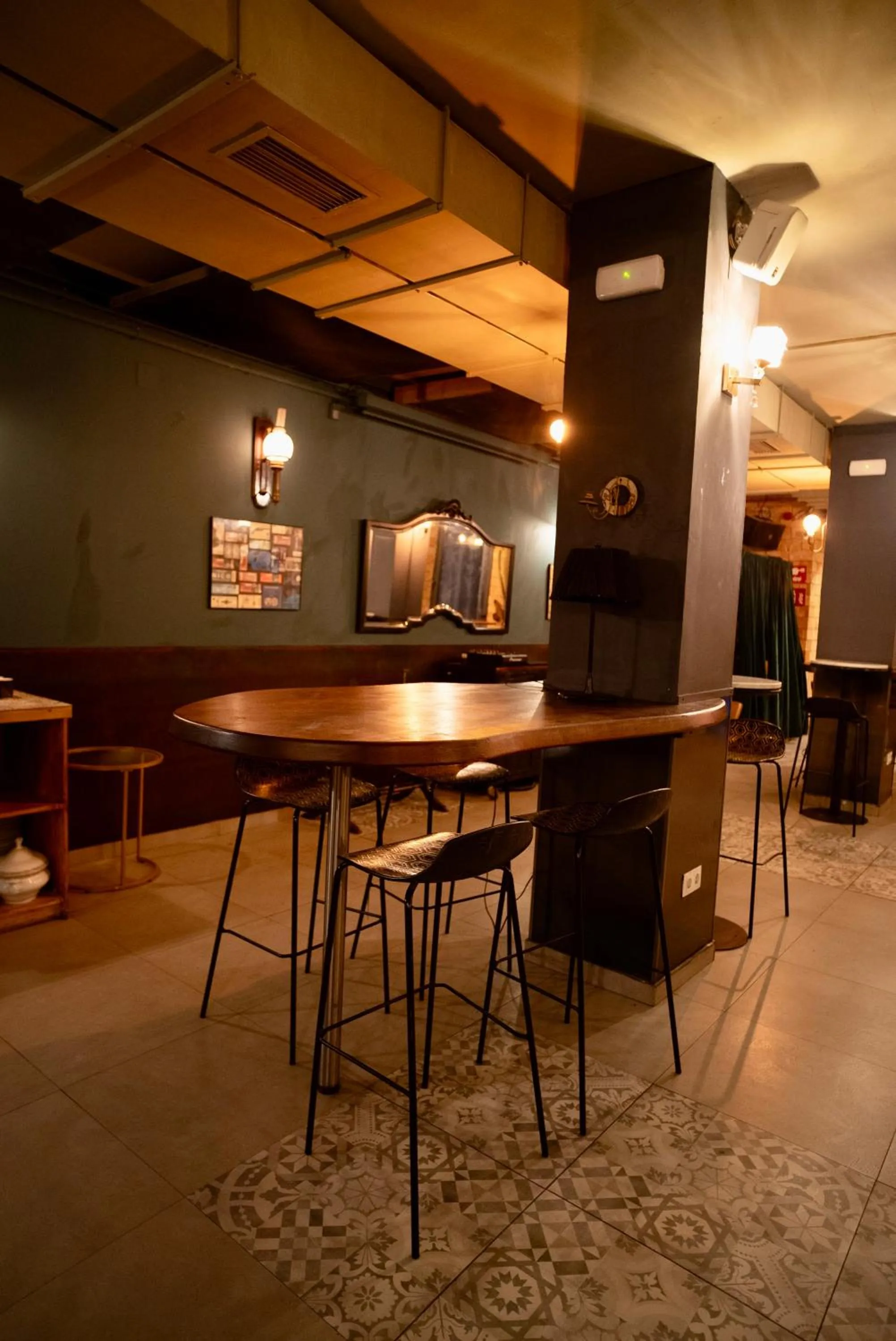 Restaurant/places to eat in Hotel Lincoln Lounge