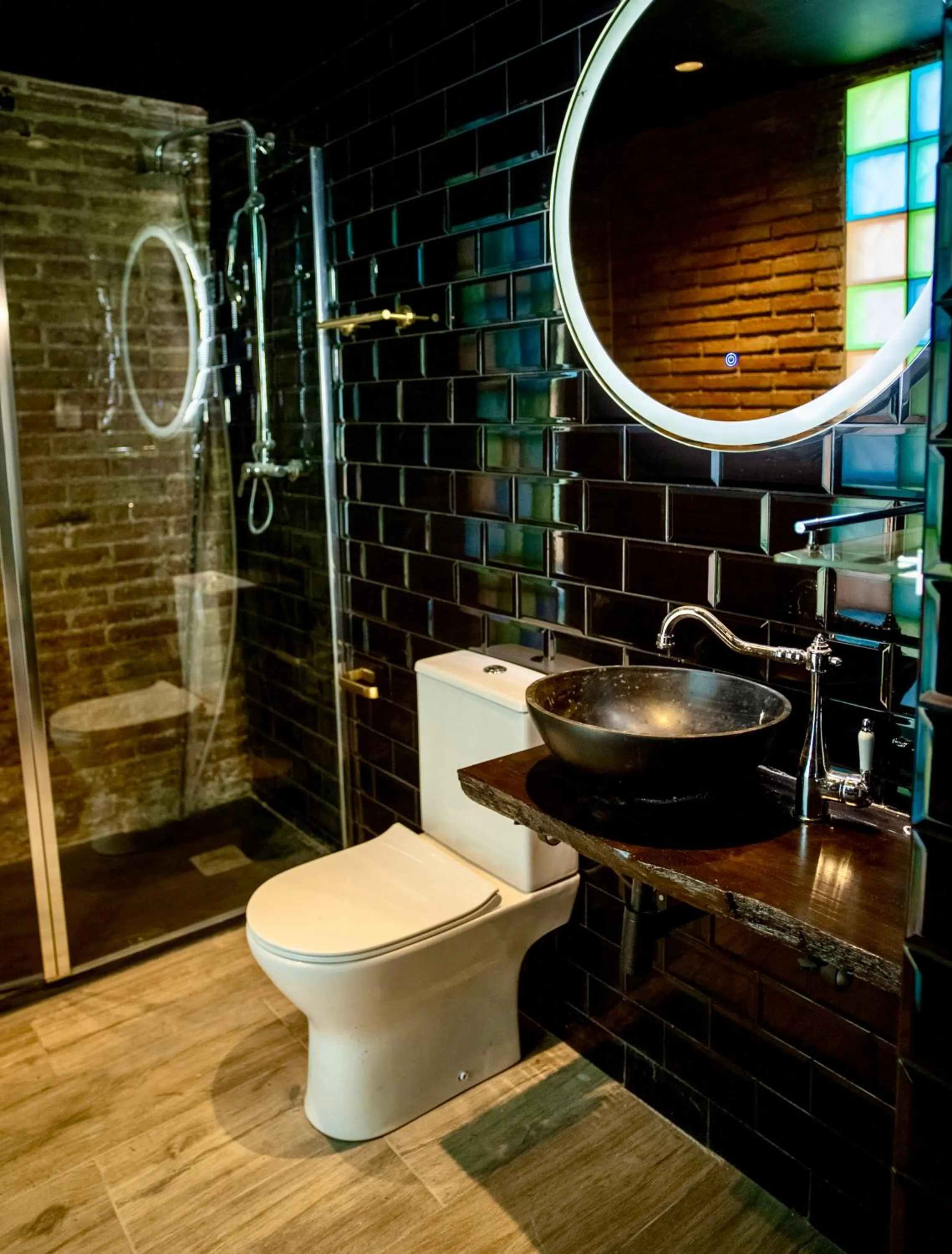 Shower in Hotel Lincoln Lounge