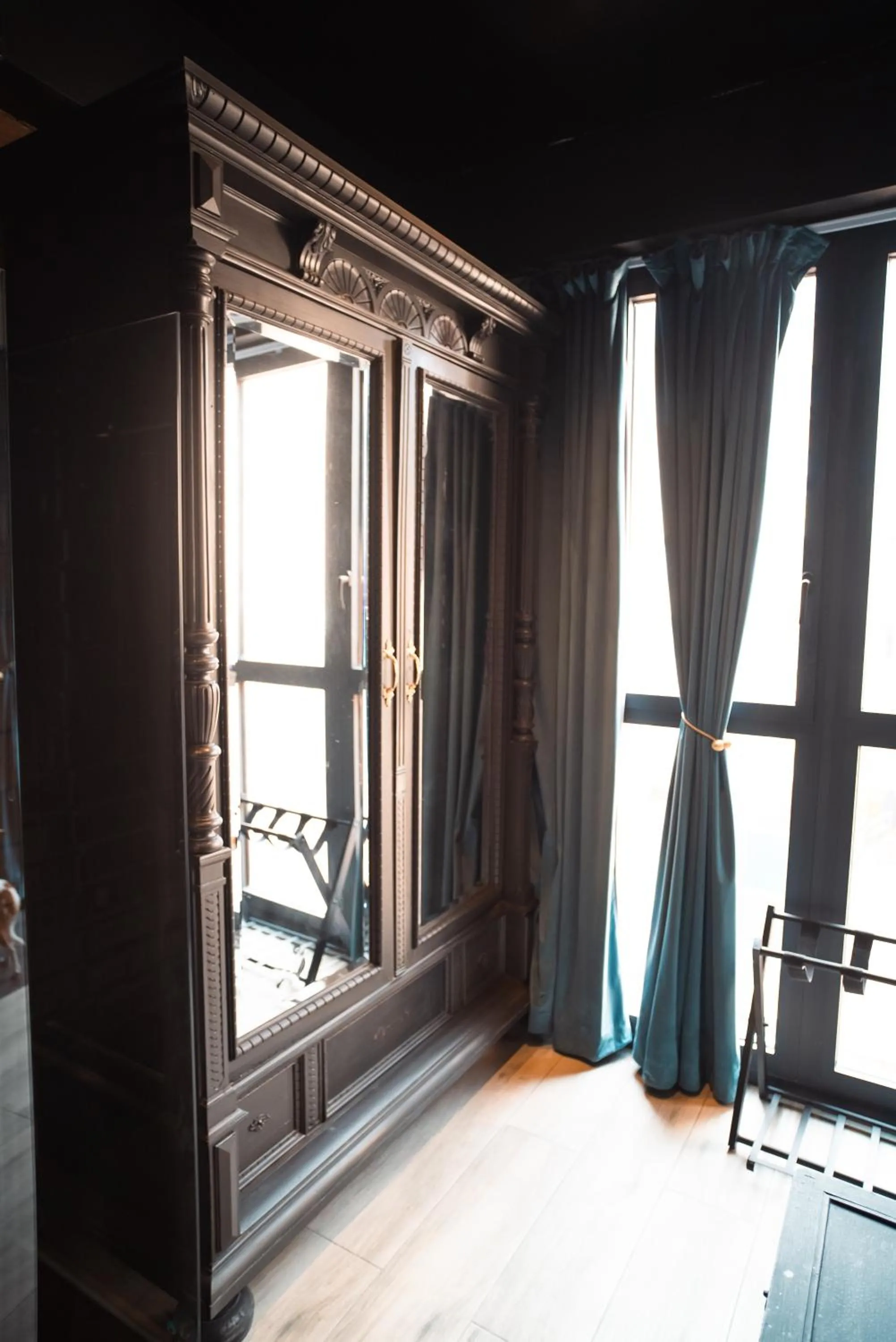 wardrobe in Hotel Lincoln Lounge