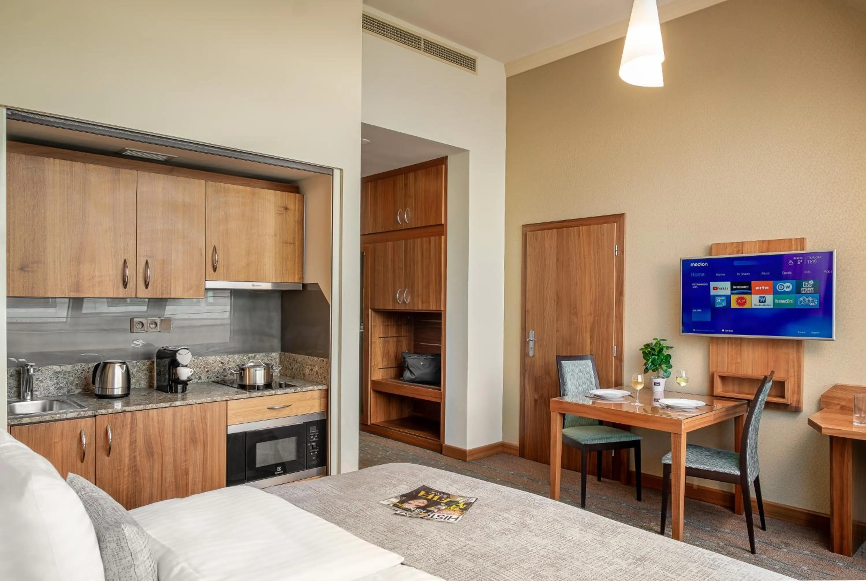 Kitchen or kitchenette in Crown Palace Apartments by Adrez