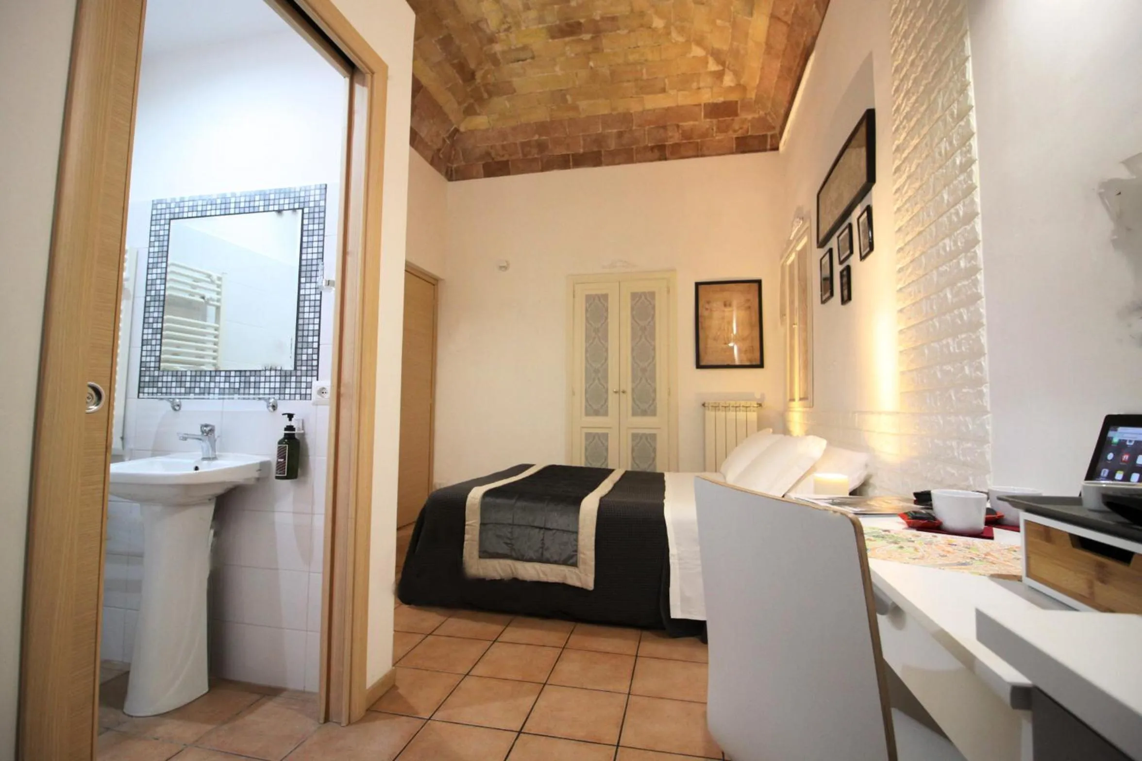 Photo of the whole room, Bed in Machiavelli Suites